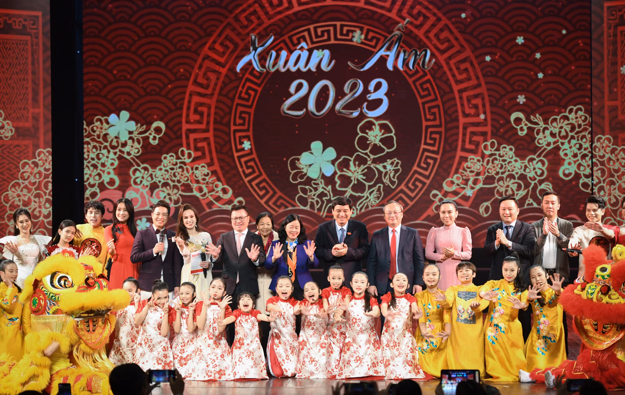 Các đại biểu dự chương trình chụp ảnh lưu niệm.