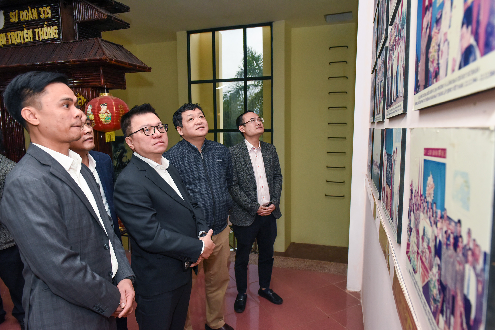 Các đại biểu tham quan gian trưng bày ảnh các đồng chí lãnh đạo Đảng và Nhà nước các thời kỳ đã thăm Sư đoàn. Các đại biểu tham quan gian trưng bày ảnh các đồng chí lãnh đạo Đảng và Nhà nước các thời kỳ đã thăm Sư đoàn.