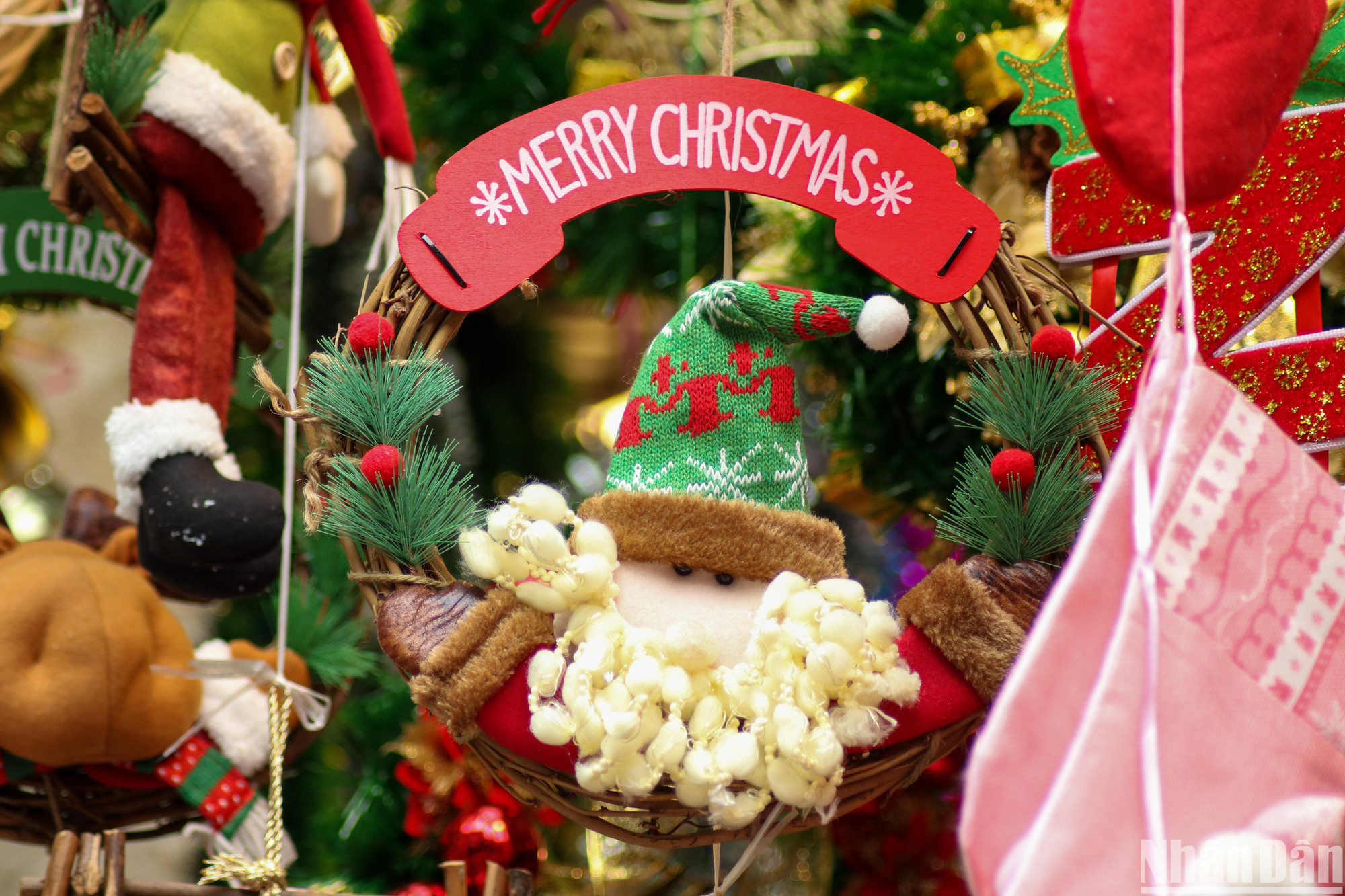 Còn nửa tháng nữa mới đến lễ Giáng sinh nhưng những mặt hàng trang trí đã được bày bán từ rất sớm trên con phố này.