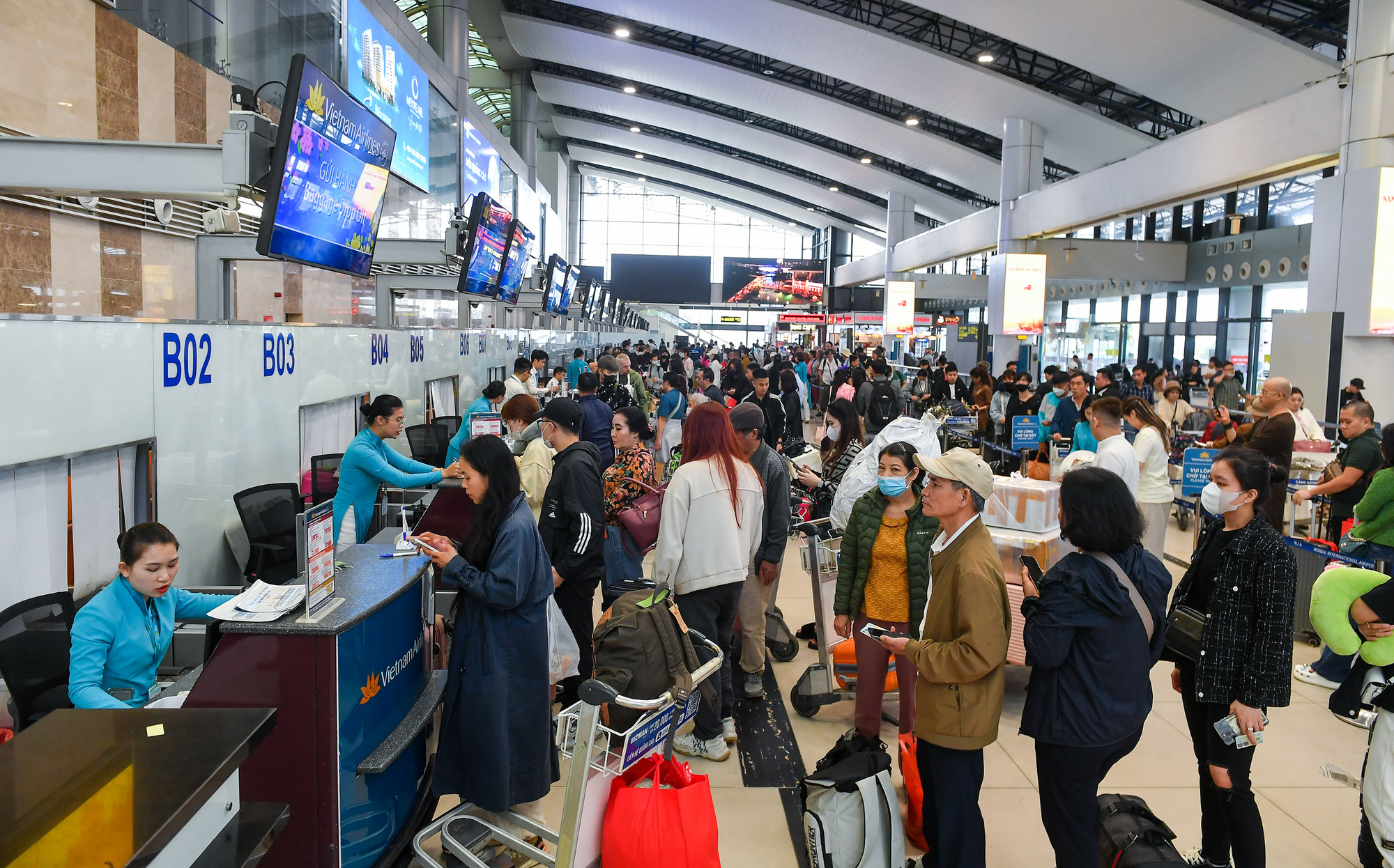 Ngày 6/2/2024 (tức 27 tháng Chạp năm Quý Mão), sân bay Nội Bài (Hà Nội) bước vào cao điểm phục vụ Tết Giáp Thìn với lượng hành khách dự kiến đông nhất lên tới 608 lượt chuyến bay và 105.000 lượt khách/ngày.