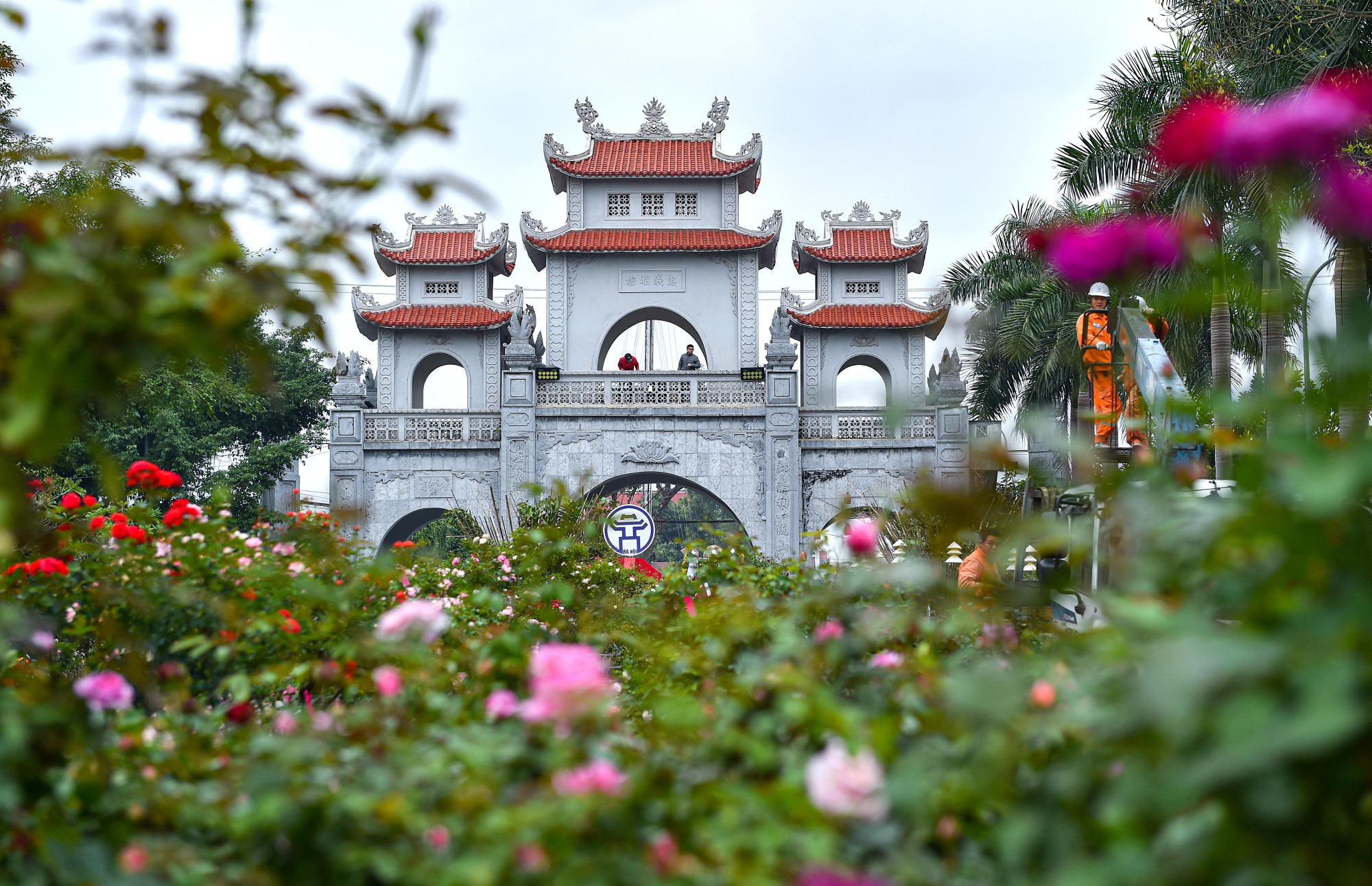 Lễ hội hoa được tổ chức trong khuôn viên Đền Hai Bà Trưng.