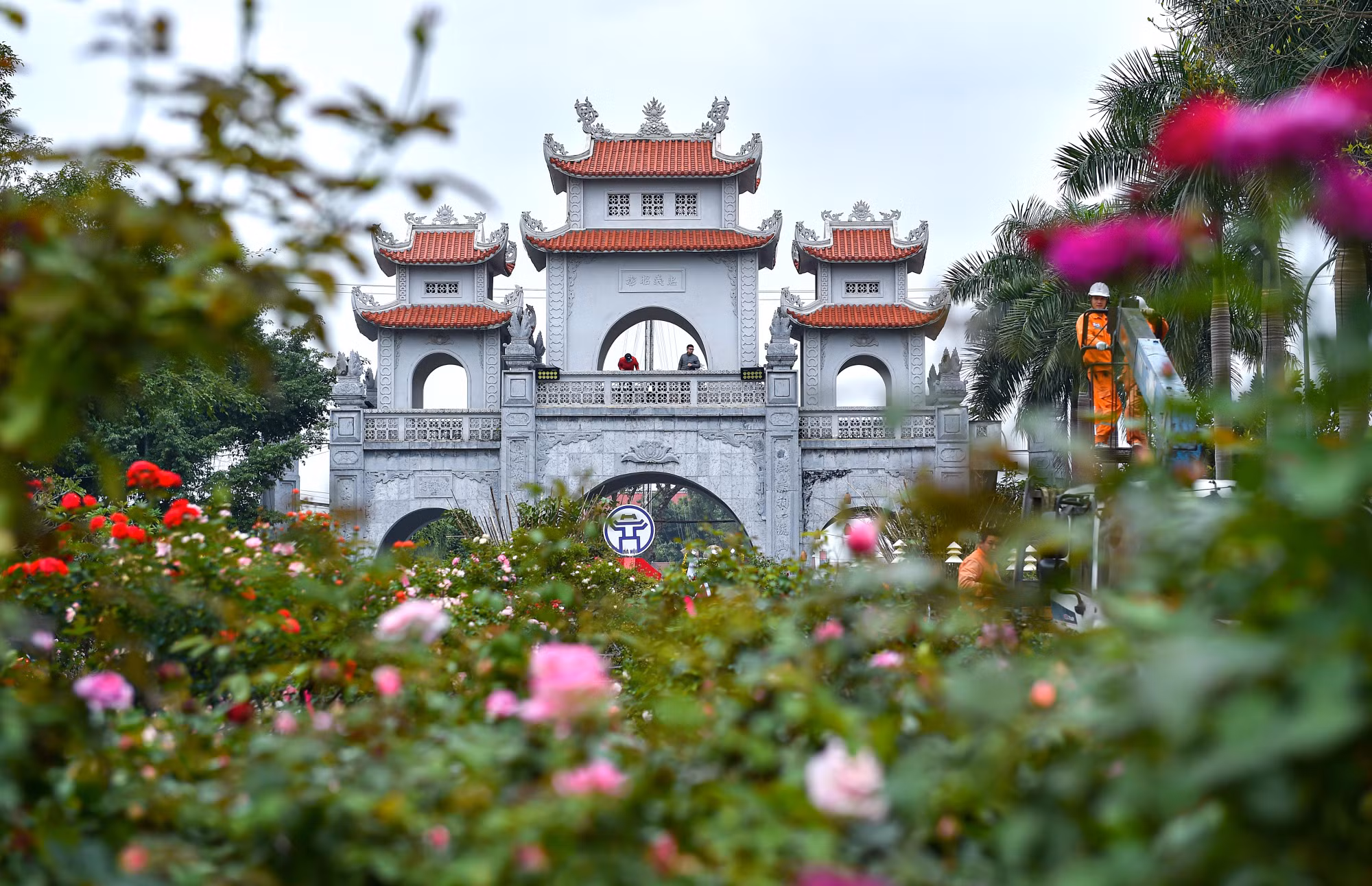 Lễ hội hoa được tổ chức trong khuôn viên Đền Hai Bà Trưng.