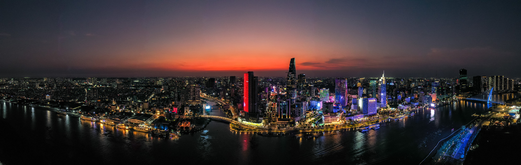 Nhìn từ trên cao, toàn cảnh Thành phố Hồ Chí Minh tấp nập nhưng vẫn dịu dàng và quyến rũ đến lạ thường, đặc biệt là những thời khắc bình minh hay hoàng hôn đầy màu sắc.