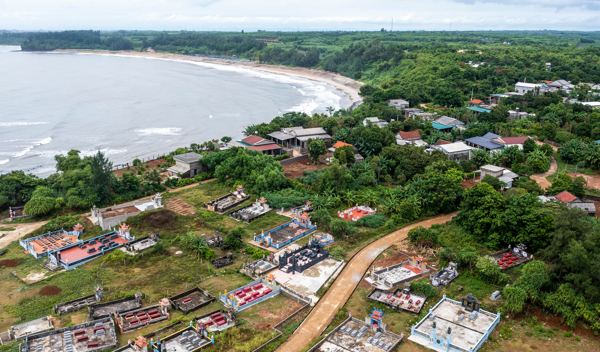 Nằm trên địa phận thôn Vịnh Mốc, xã Kim Thạch, huyện Vĩnh Linh, địa đạo đã được quân và dân huyện Vĩnh Linh xây dựng vào những năm 1965-1967 trên một quả đồi đất đỏ bazan nhìn ra biển. Toàn bộ khu vực xây dựng có diện tích khoảng 7ha. Nằm trên địa phận thôn Vịnh Mốc, xã Kim Thạch, huyện Vĩnh Linh, địa đạo đã được quân và dân huyện Vĩnh Linh xây dựng vào những năm 1965-1967 trên một quả đồi đất đỏ bazan nhìn ra biển. Toàn bộ khu vực xây dựng có diện tích khoảng 7ha.