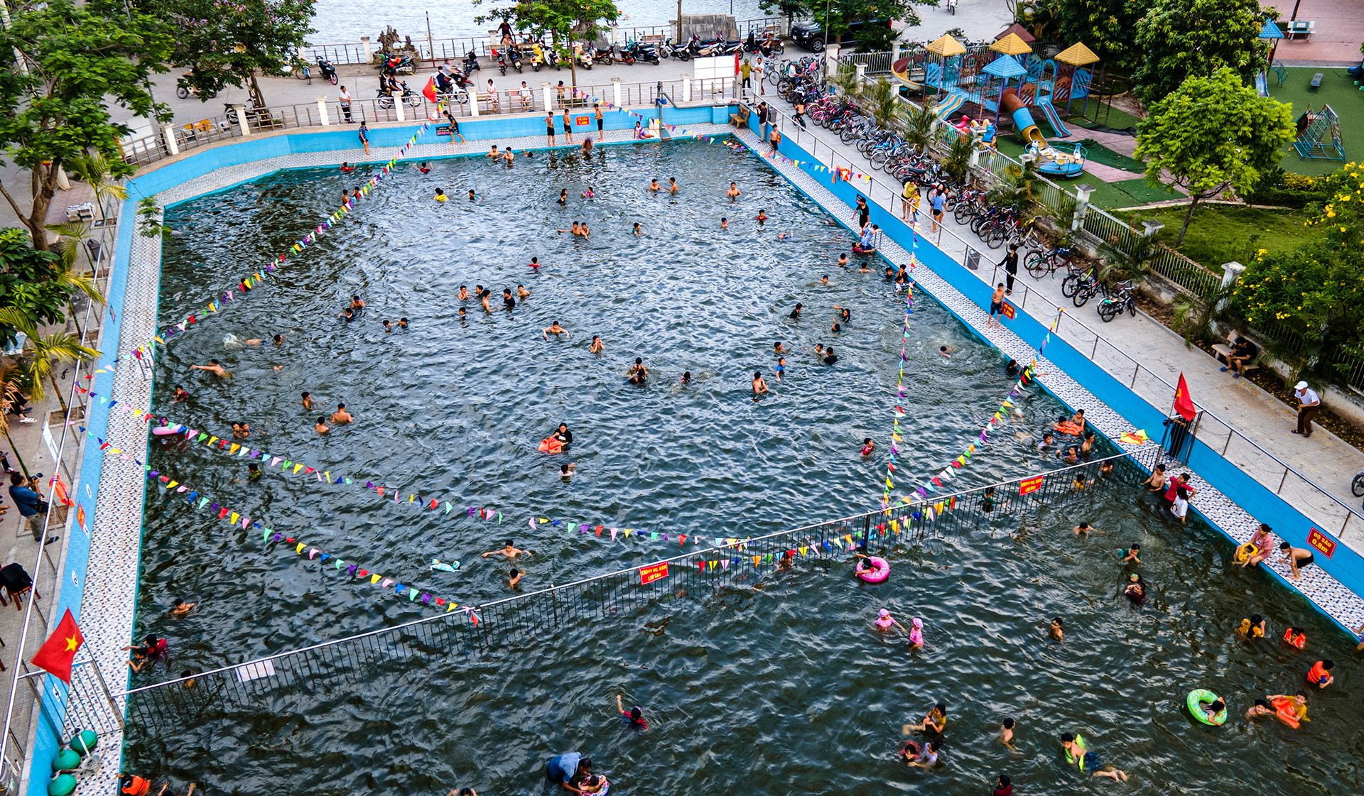 [Ảnh] Biến ao làng thành bể bơi miễn phí cho trẻ ảnh 6