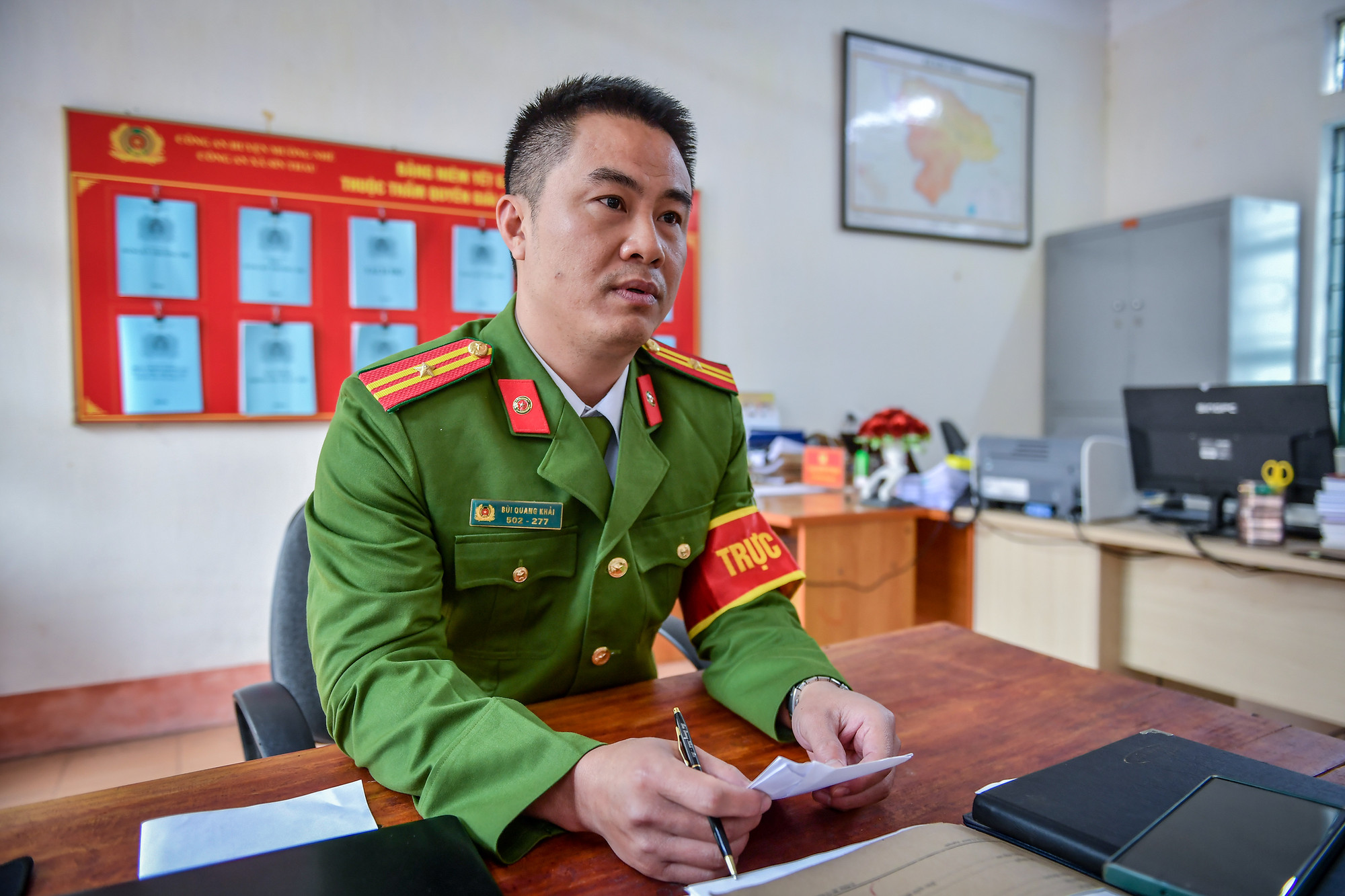 Thiếu tá Bùi Quang Khải cũng cũng mới đặt chân được tới Sín Thầu vào tháng 11. Vốn là giảng viên trường Cao đẳng An ninh nhân dân 1, anh đã tình nguyện viết đơn xung phong tăng cường về công tác tại công an xã biên giới, trọng điểm phức tạp về an ninh trật tự theo kế hoạch của Bộ Công an.