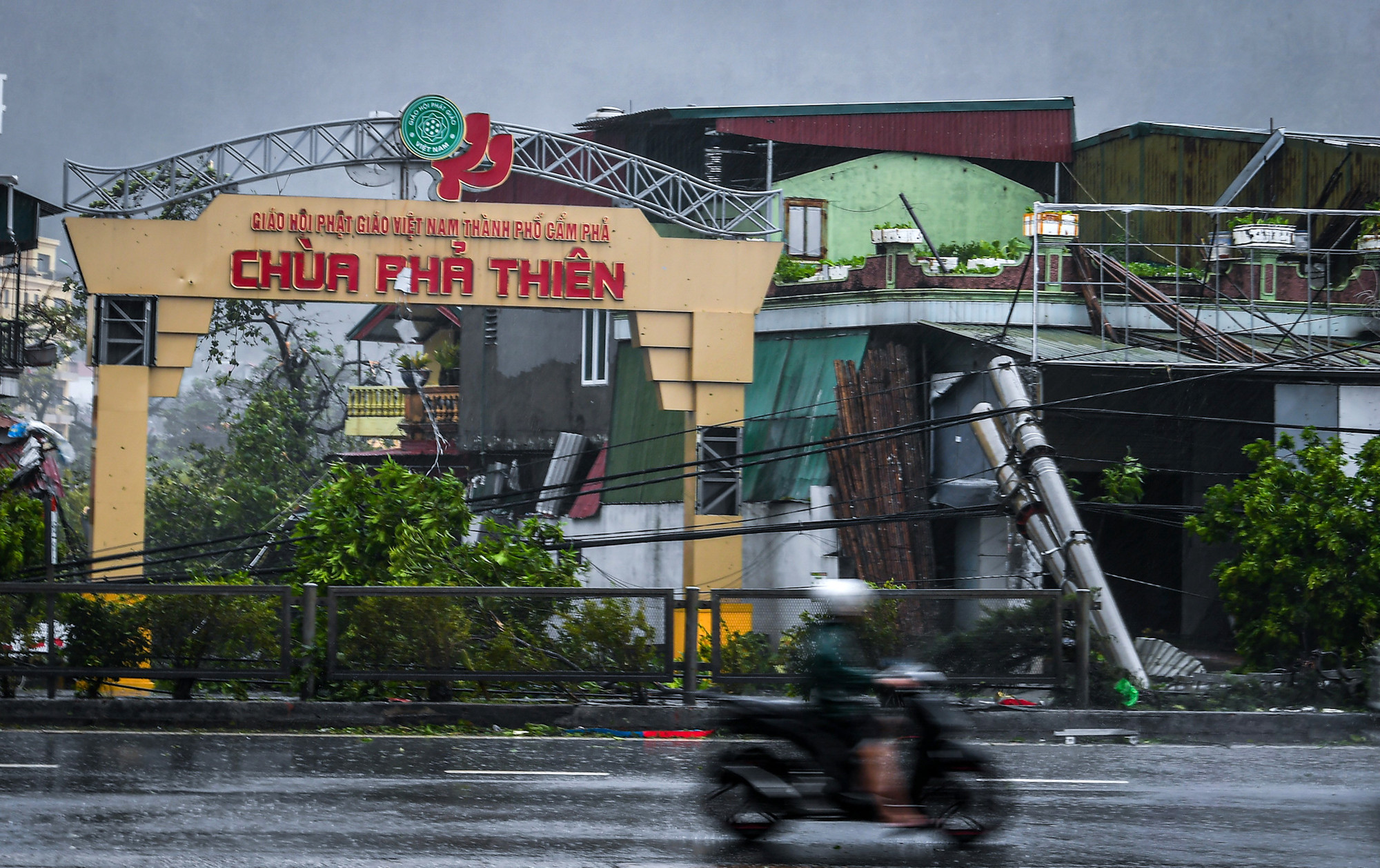 Bão tàn khốc bẻ gãy gập mọi thứ trên đường quét qua Quảng Ninh...