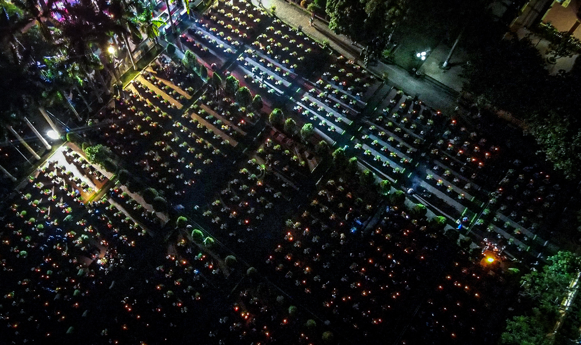 Toàn cảnh Lễ thắp nến tri ân các Anh hùng liệt sĩ với hàng ngàn ngọn nến được thắp lên tại Nghĩa trang liệt sĩ thành phố Hà Nội nhìn từ trên cao.