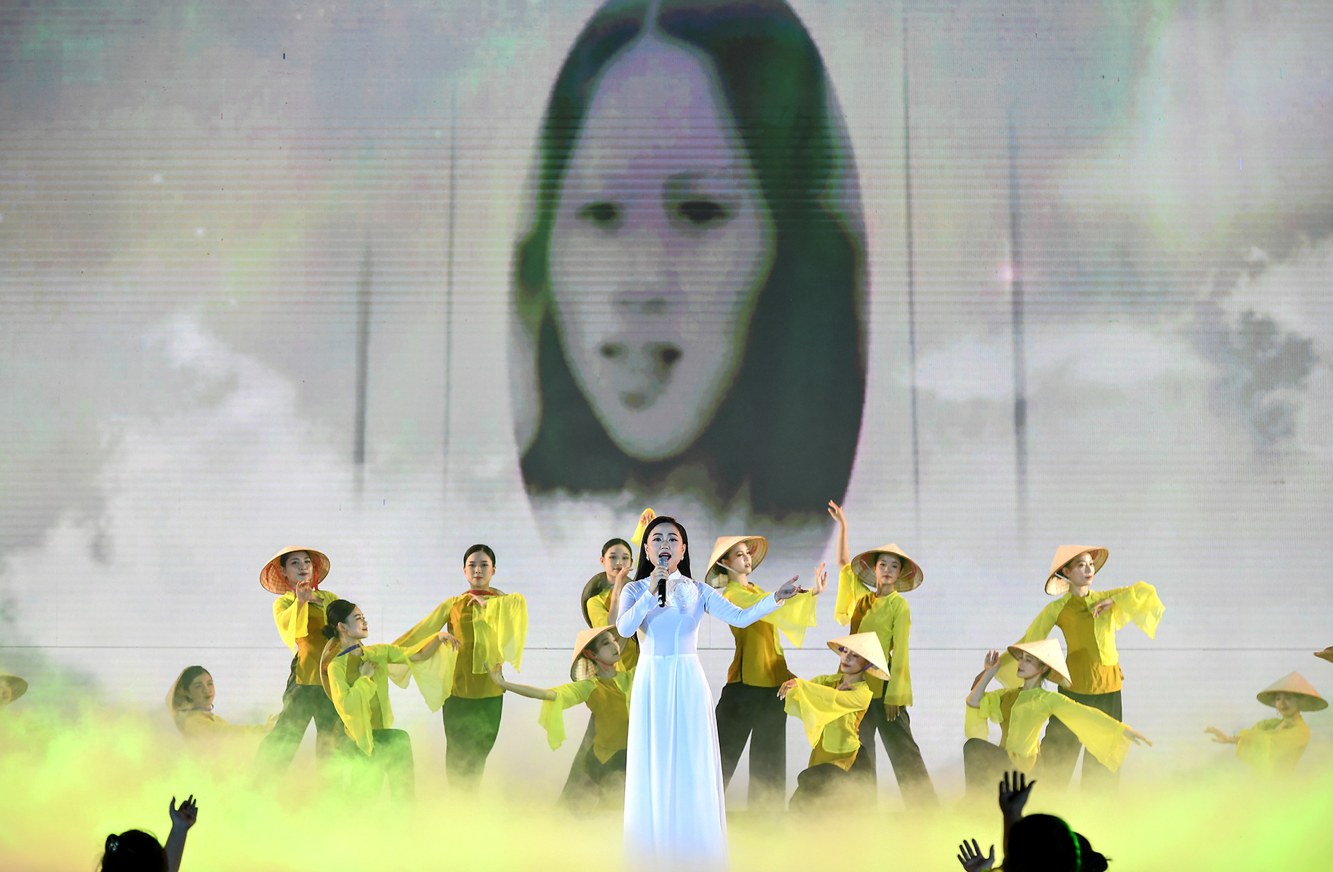 Tiết mục văn nghệ mở đầu chương trình.