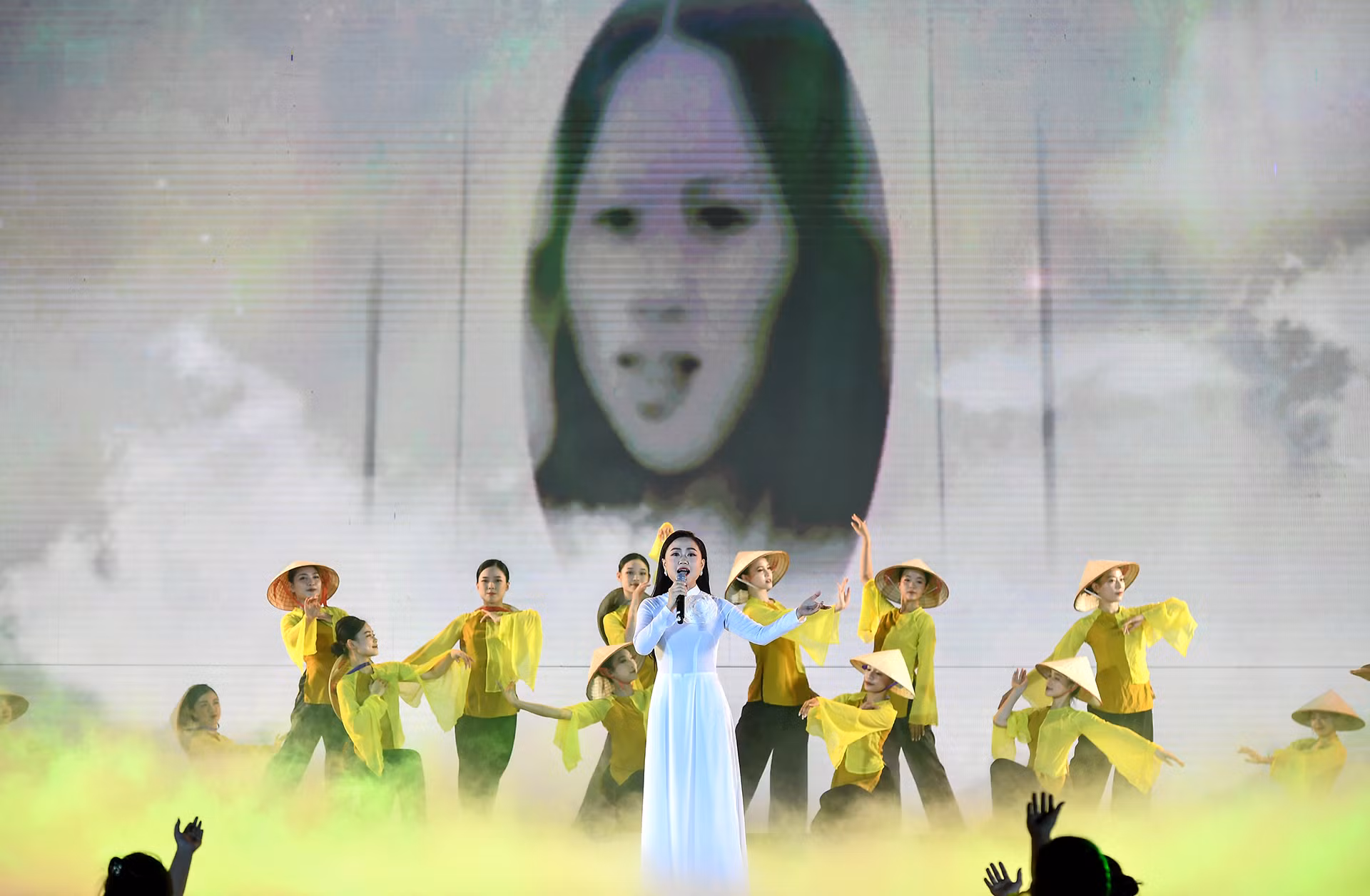 Tiết mục văn nghệ mở đầu chương trình.