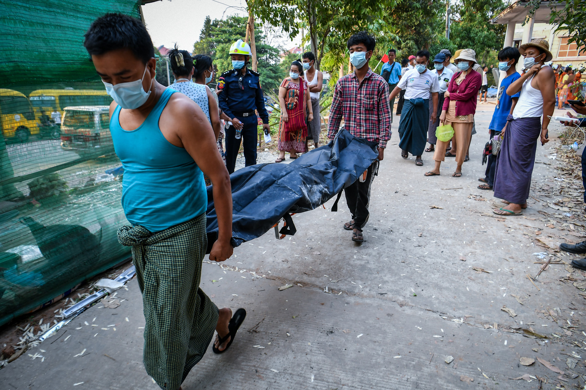 [Ảnh] Người thân nạn nhân vụ động đất ở Myanmar xúc động và biết ơn đoàn cứu nạn, cứu hộ Bộ Quốc phòng Việt Nam ảnh 14
