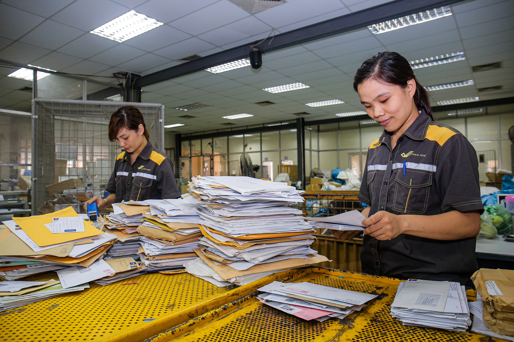 Hai năm gần đây, dù hoạt động trong bối cảnh đầy khó khăn do dịch bệnh cùng sự cạnh tranh khốc liệt của thị trường Bưu chính, Bưu điện Việt Nam đã khai thác hiệu quả mạng lưới Bưu chính công ích, đảm bảo phát triển tốt các hoạt động sản xuất kinh doanh, đặc biệt là trụ cột về bưu chính chuyển phát. Hai năm gần đây, dù hoạt động trong bối cảnh đầy khó khăn do dịch bệnh cùng sự cạnh tranh khốc liệt của thị trường Bưu chính, Bưu điện Việt Nam đã khai thác hiệu quả mạng lưới Bưu chính công ích, đảm bảo phát triển tốt các hoạt động sản xuất kinh doanh, đặc biệt là trụ cột về bưu chính chuyển phát.
