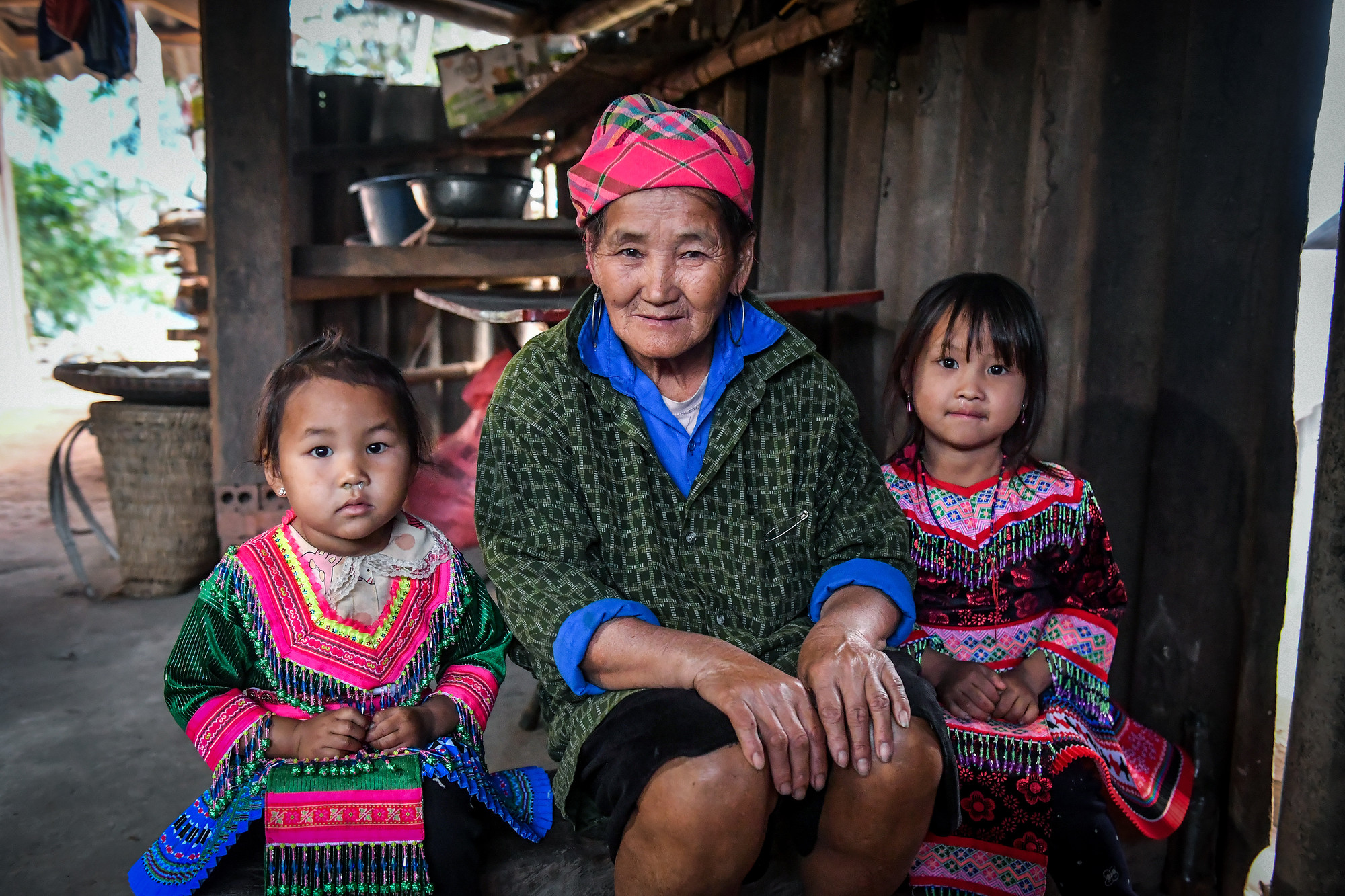 Bà Vàng Thị Pâu bên 2 cháu nội của mình. Gần Tết, đám trẻ vùng cao đã diện áo quần mới chuẩn bị chờ năm mới. Chúng không hề biết vùng đất này đã từng một thời là điểm nóng của cả tỉnh Điện Biên. Bà Vàng Thị Pâu bên 2 cháu nội của mình. Gần Tết, đám trẻ vùng cao đã diện áo quần mới chuẩn bị chờ năm mới. Chúng không hề biết vùng đất này đã từng một thời là điểm nóng của cả tỉnh Điện Biên.