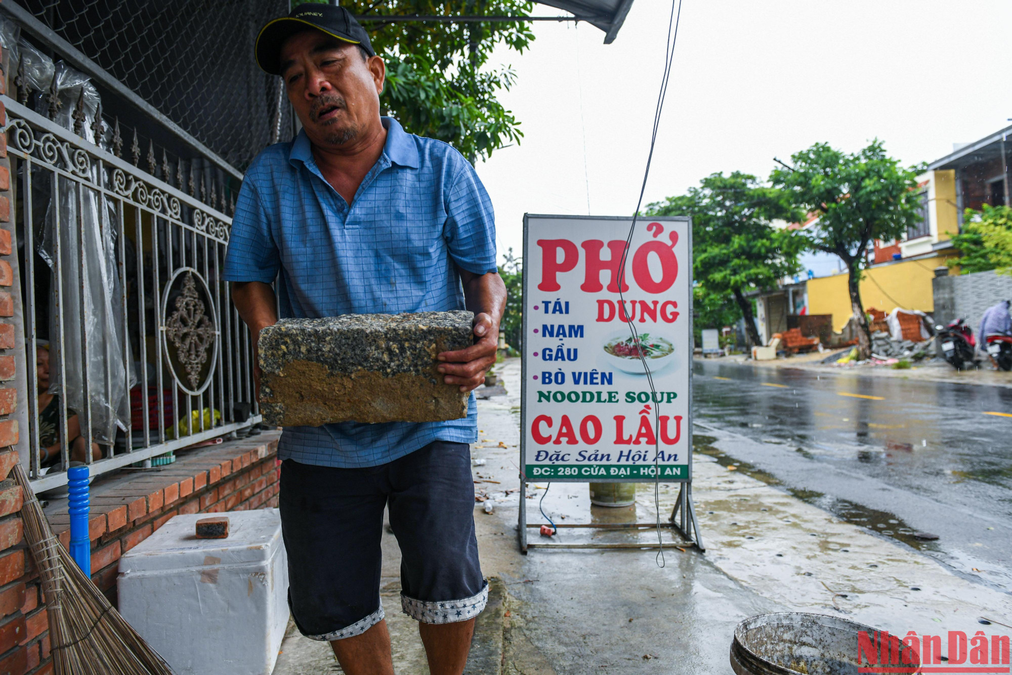 Anh H chủ hàng phở ven biển Cửa Đại nói: Tôi phải dùng đủ mọi cách để gia cố phần mái nhà, ở dưới tôi dùng đá cho vào thùng nước cột trụ 4 bên mái nhà.