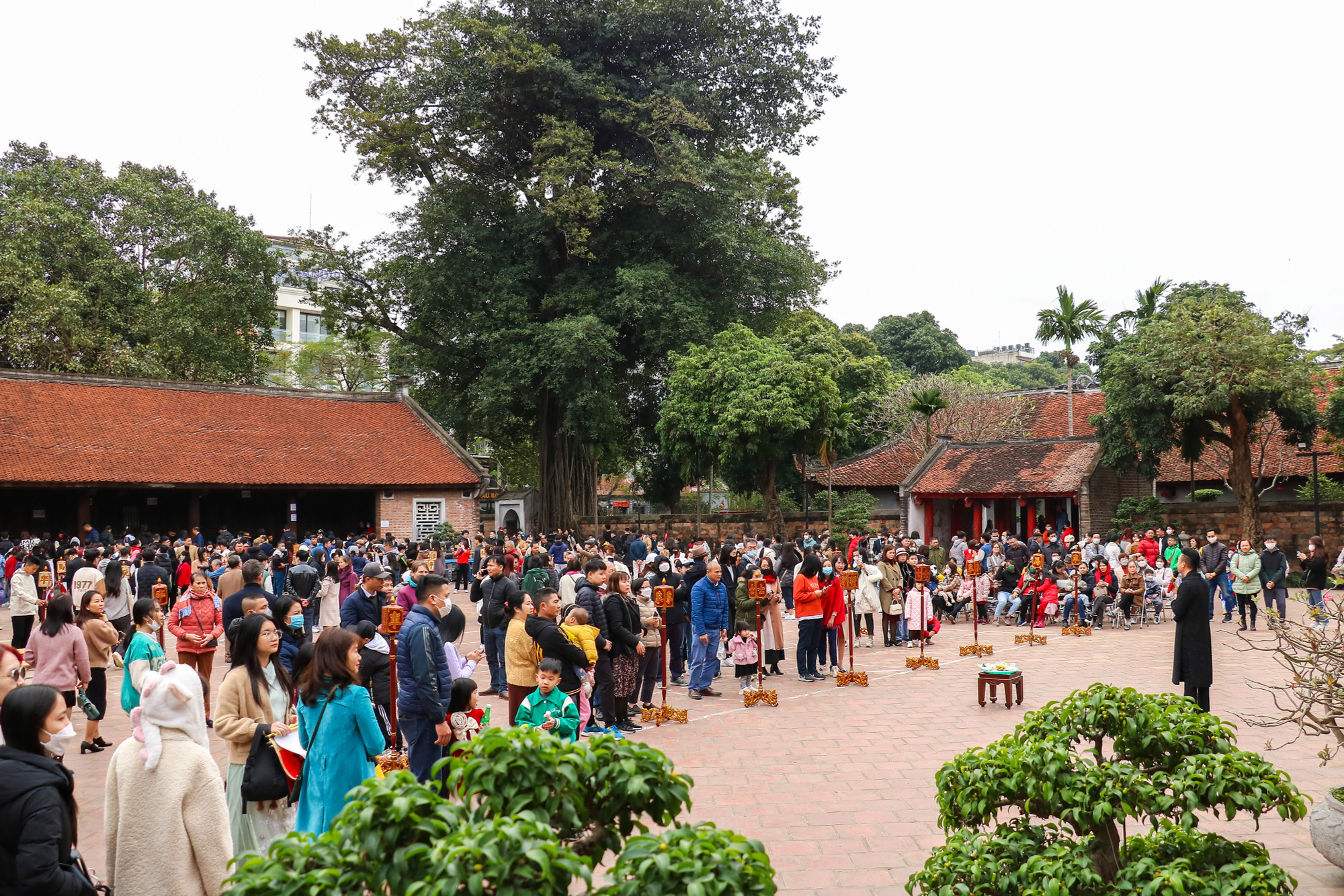 Du khách thưởng thức những tiết mục văn nghệ nơi đây.