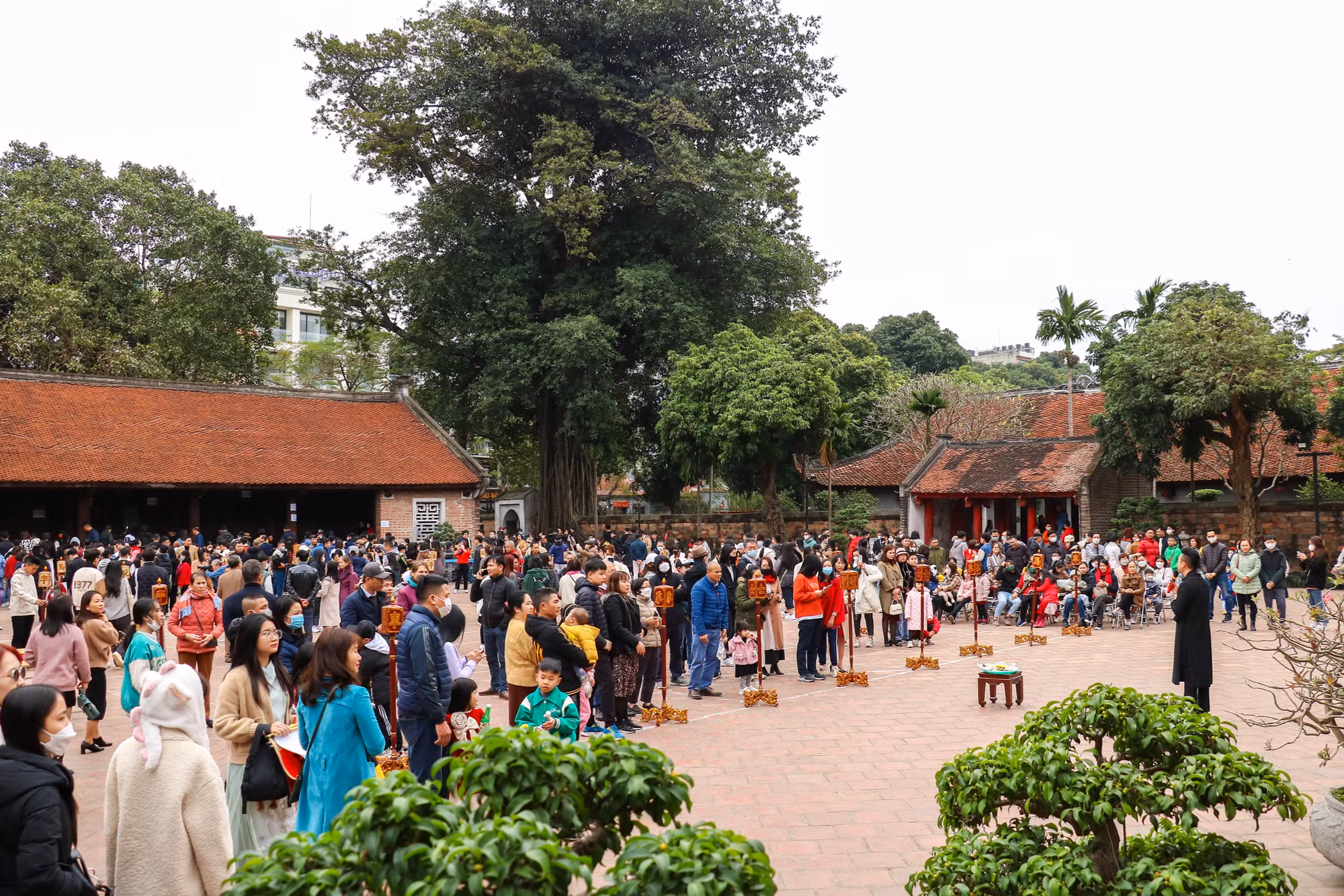 Du khách thưởng thức những tiết mục văn nghệ nơi đây.