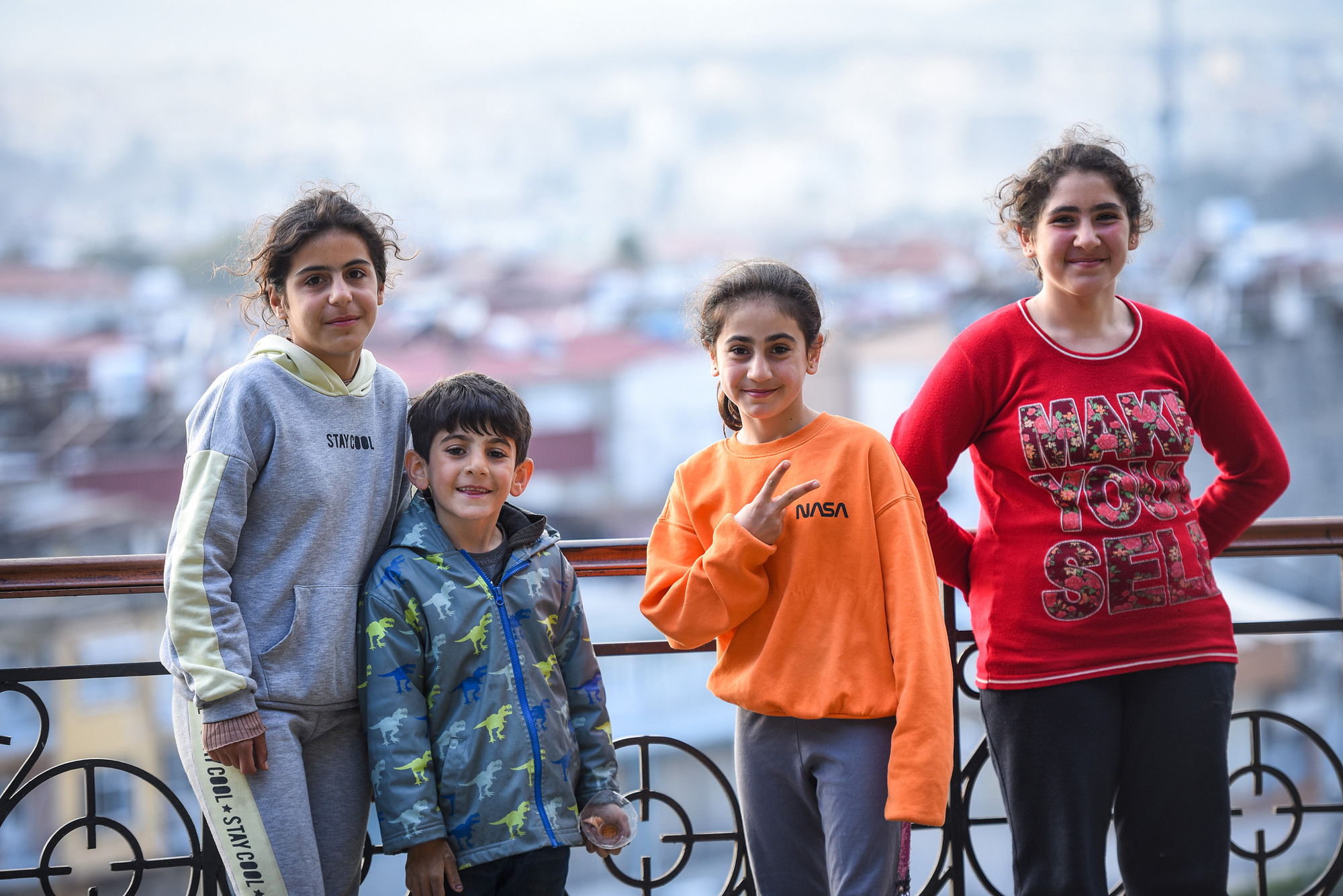 Những em bé đã bắt đầu ra đường vui vẻ dạo chơi.