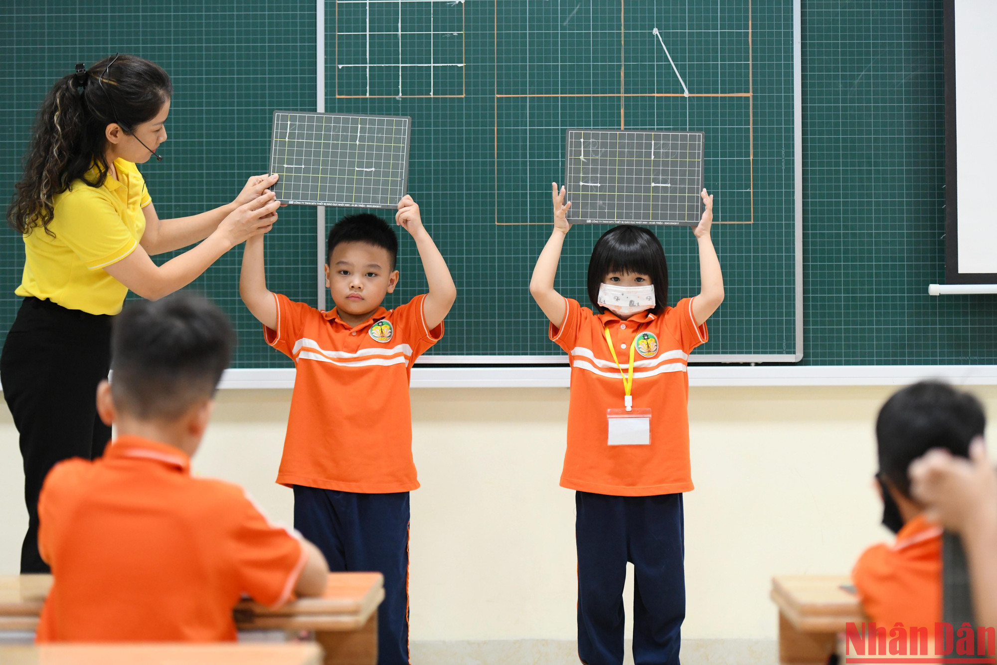 Các bạn làm bài tốt được cô giáo tuyên dương trước lớp nhằm khích lệ tạo sự tự tin cho các con.