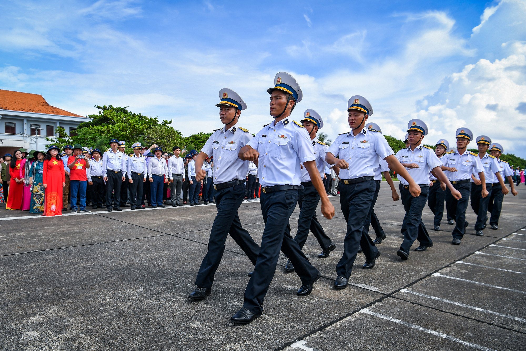 [Ảnh] Xúc động, tự hào buổi lễ chào cờ và duyệt đội ngũ trên đảo Trường Sa ảnh 11