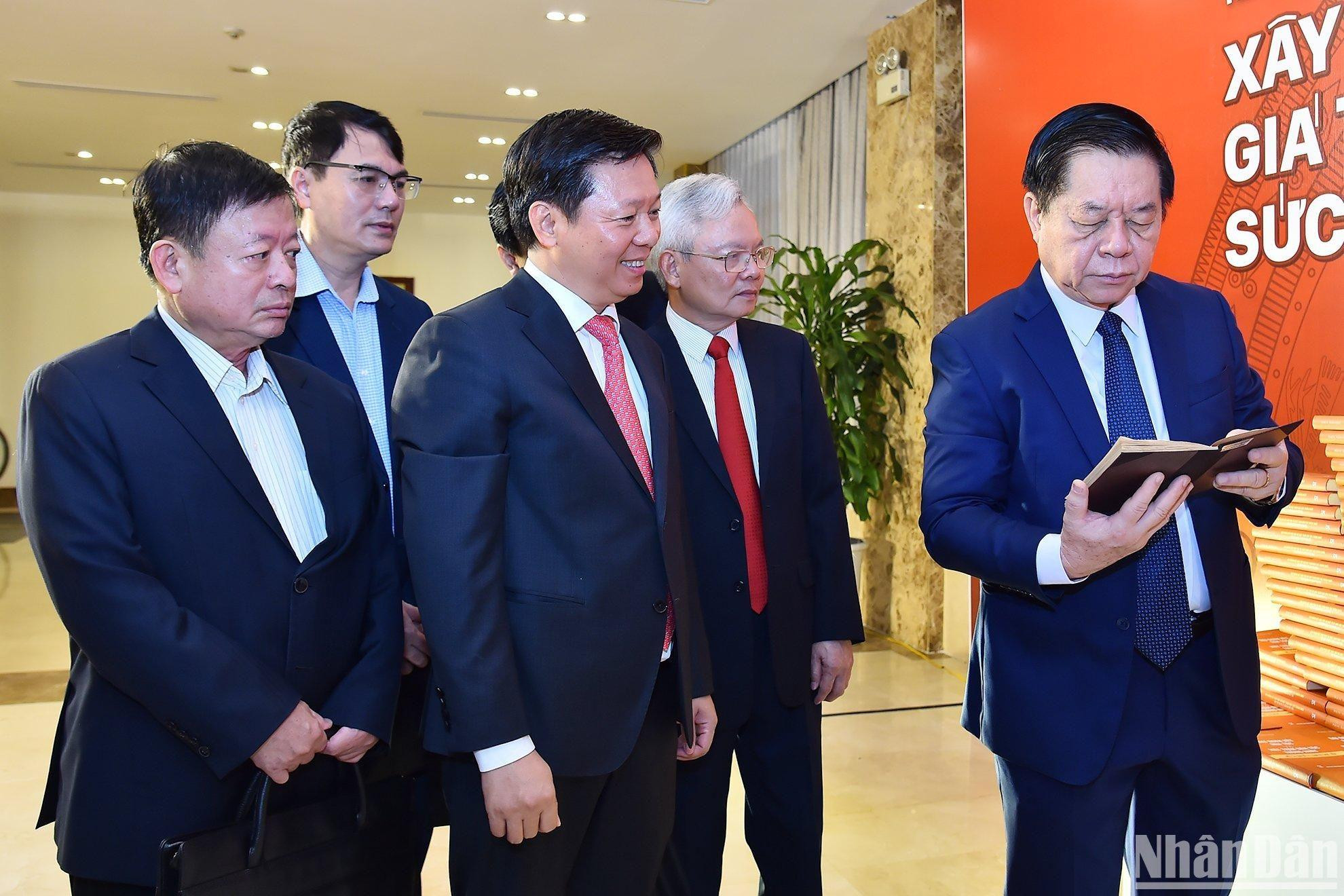 Đồng chí Nguyễn Trọng Nghĩa, Bí thư Trung ương Đảng, Trưởng Ban Tuyên giáo Trung ương cùng các đại biểu tại khu triển lãm sách sáng 29/11. (Ảnh: THỦY NGUYÊN)