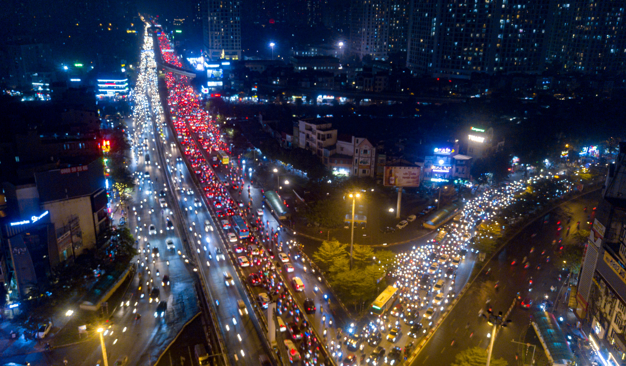 Người dân Hà Nội kỳ vọng tuyến đường mới sẽ giải được bài toán ùn tắc kéo dài nhiều năm tại nút giao thông từ Vĩnh Tuy về Ngã Tư Sở. Người dân Hà Nội kỳ vọng tuyến đường mới sẽ giải được bài toán ùn tắc kéo dài nhiều năm tại nút giao thông từ Vĩnh Tuy về Ngã Tư Sở.