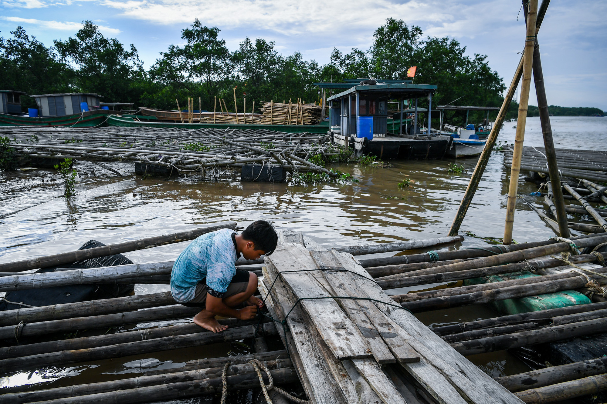 Một công nhân đang gia cố công trình trước cửa sông Bạch Đằng, Quảng Yên chiều 6/9.