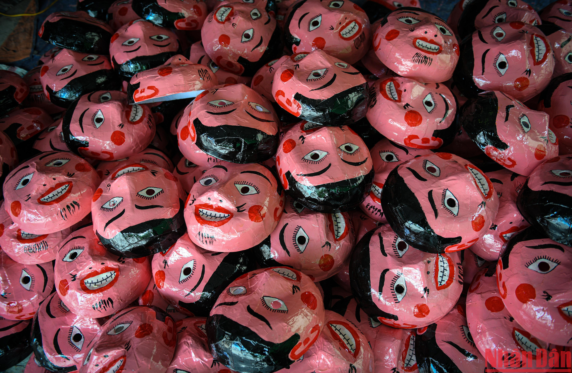 Cũng như các sản phẩm văn hóa dân gian khác, chiếc mặt nạ giấy bồi phản ánh khá rõ nét những mong ước về cuộc sống no đủ của người dân đất Việt. Chúng còn gần gũi ở chỗ từ gò má, sống mũi, đến chiếc khăn vấn đội đầu… tất cả đều mang dáng dấp hình hài thuần Việt, thể hiện sự duyên dáng, hóm hỉnh cũng như nét văn hóa không thể pha trộn của con người Việt Nam.