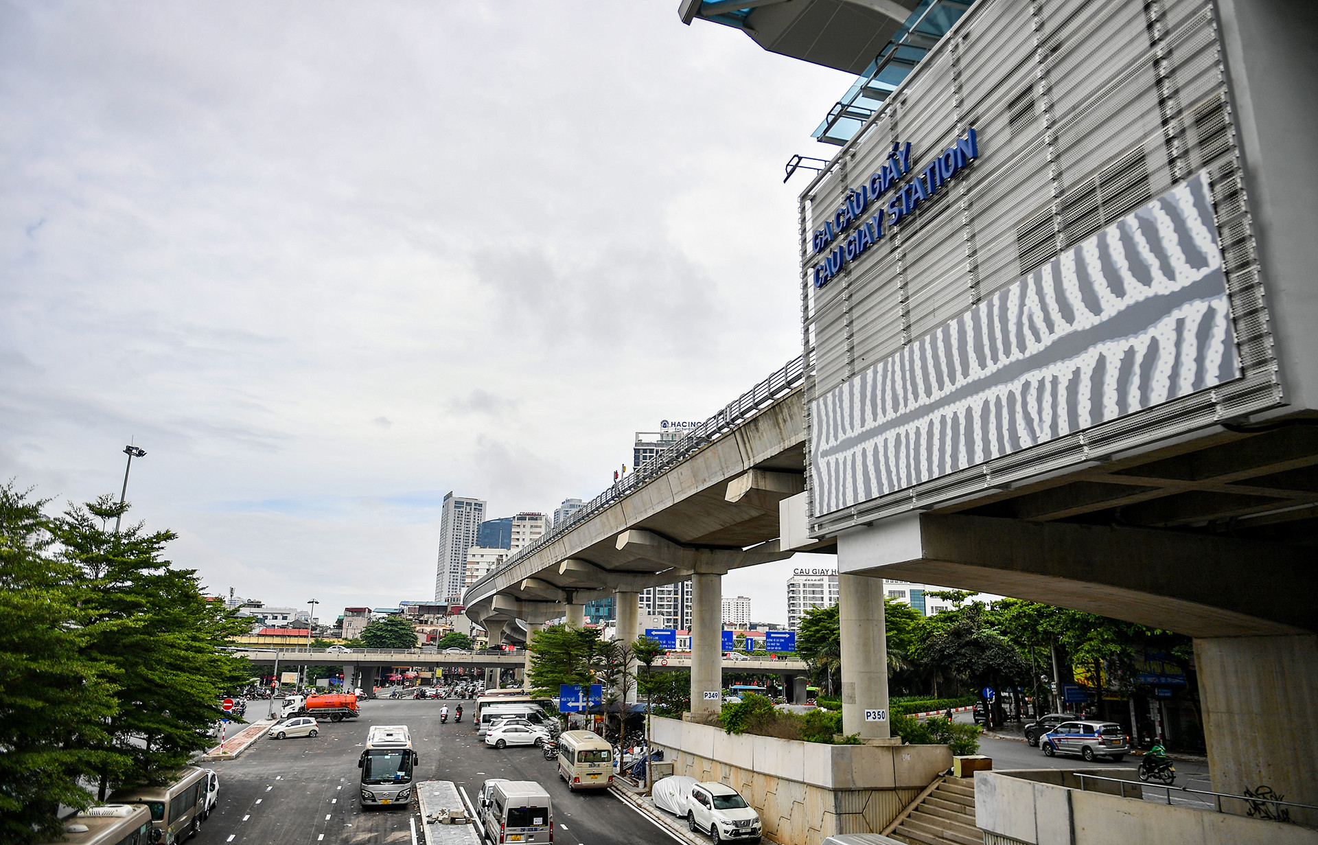 Tên gọi chính thức của 8 nhà ga được đặt theo vị trí địa lý mà tuyến đi qua, bao gồm: ga Nhổn, ga Minh Khai, ga Phú Diễn, ga Cầu Diễn, ga Lê Đức Thọ, ga Đại học Quốc gia, ga Chùa Hà, ga Cầu Giấy. Không chỉ đáp ứng yêu cầu về công năng, kỹ thuật, mỗi nhà ga trên cao còn được thiết kế hình ảnh riêng để quảng bá, tôn vinh văn hóa của Thủ đô.