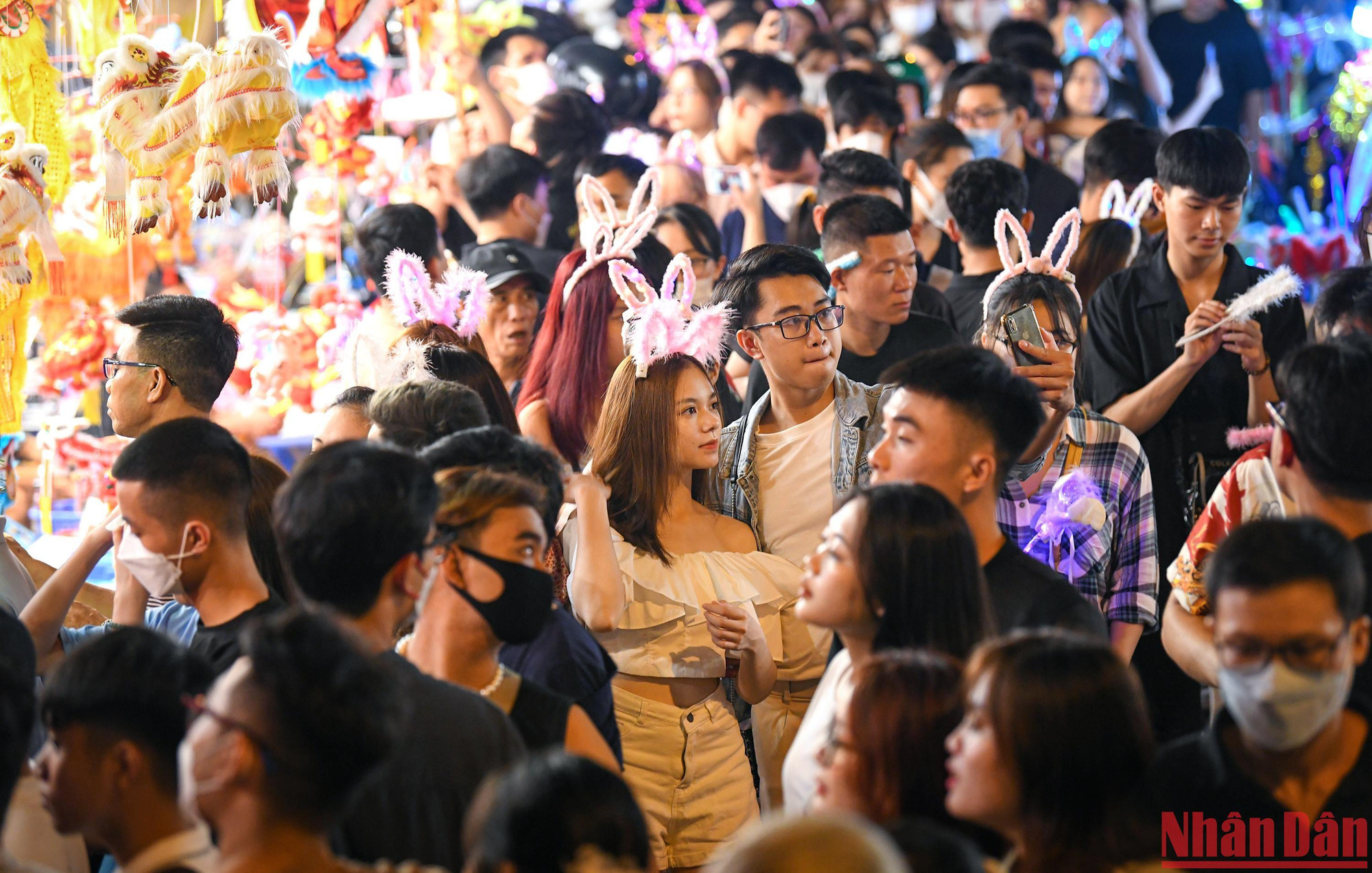 Giữa đám đông chen nhau chật cứng, cặp đôi trẻ này vẫn phải tự chụp một kiểu mới được.