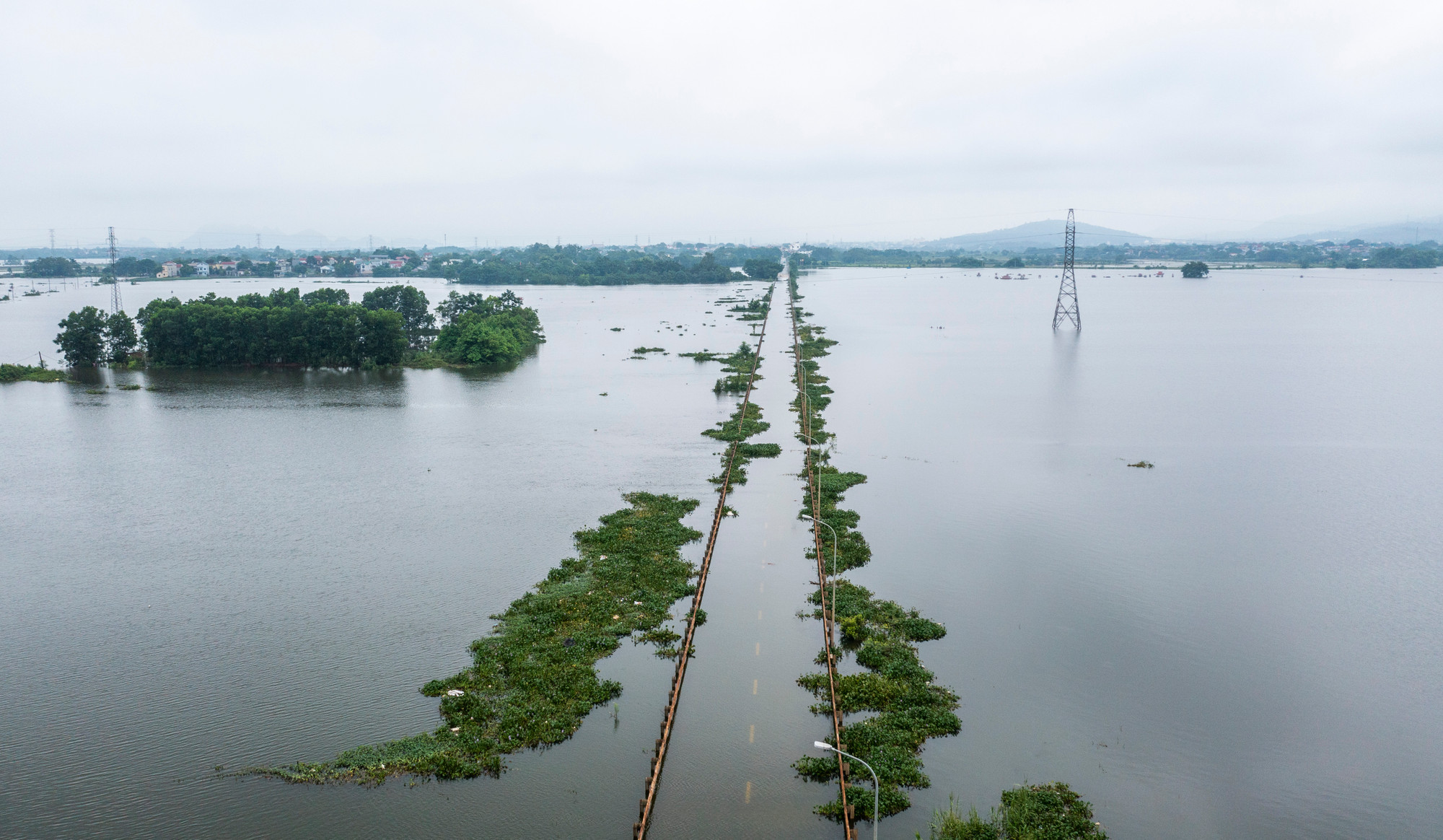 Nước dâng cao từ một tuần nay, con đường chính dẫn vào xóm Bến Vôi và đồng ruộng chìm nghỉm trong biển nước. Nước dâng cao từ một tuần nay, con đường chính dẫn vào xóm Bến Vôi và đồng ruộng chìm nghỉm trong biển nước.