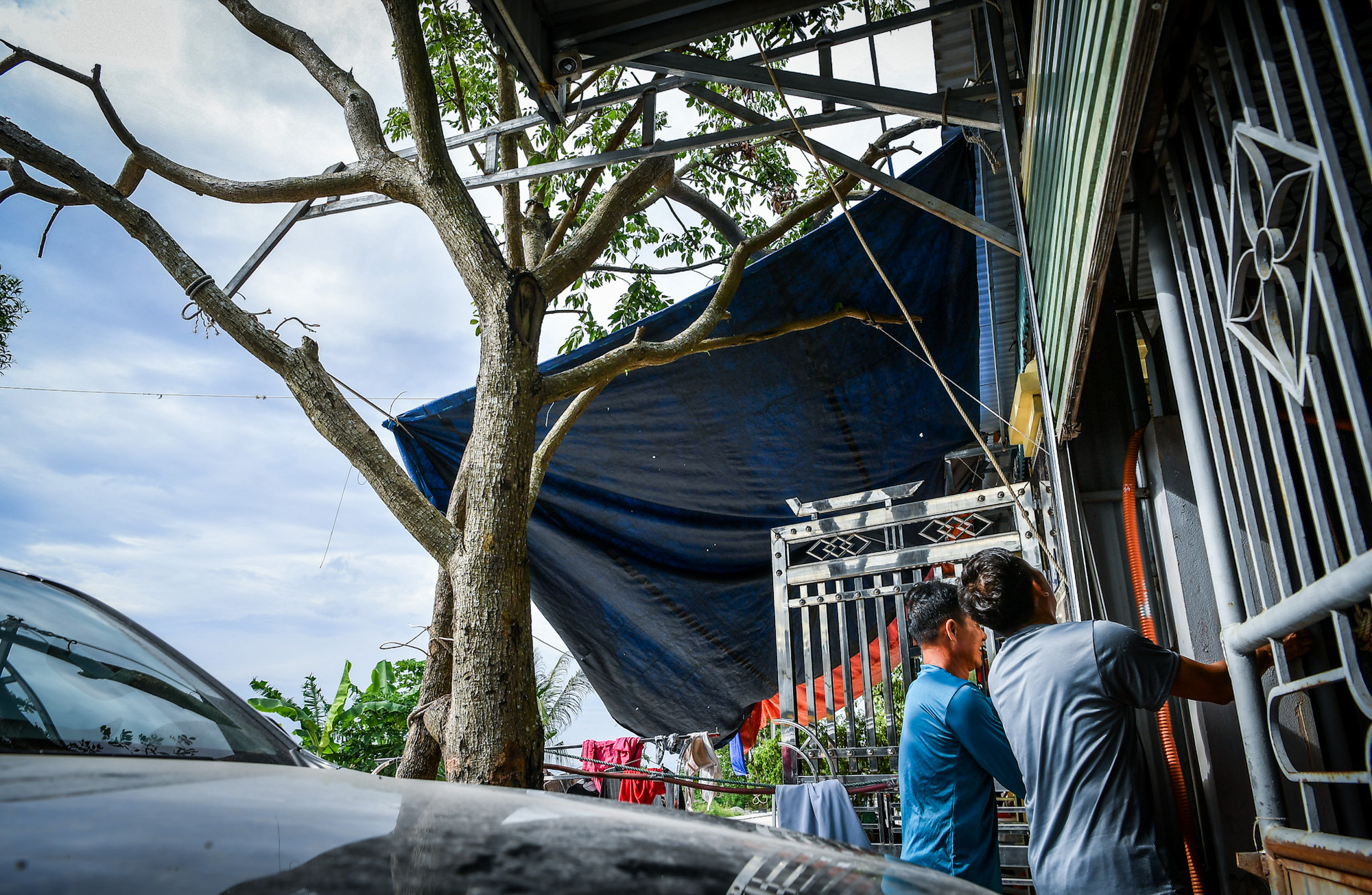 Người dân tranh thủ gia cố lại nhà cửa trước khi siêu bão kéo vào...