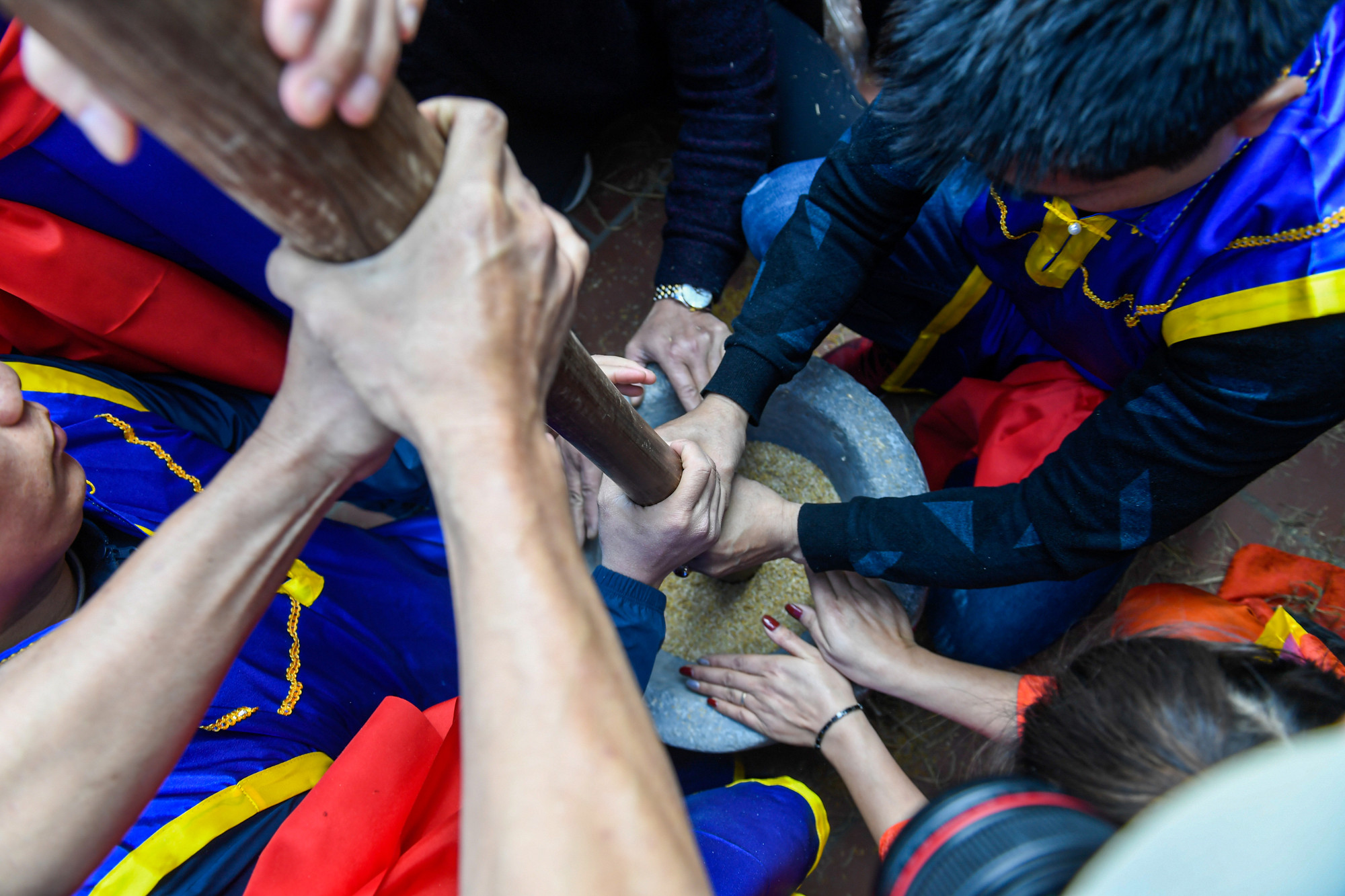 Thóc sau khi được các đội thi nhau giã bằng chày gỗ và cối đá sẽ đưa tới tay những người phụ nữ sàng sảy, nhặt sạn, vo sạch để loại bỏ trấu trước khi đem đi thổi cơm từ lửa mới tạo ra từ đồng đội.