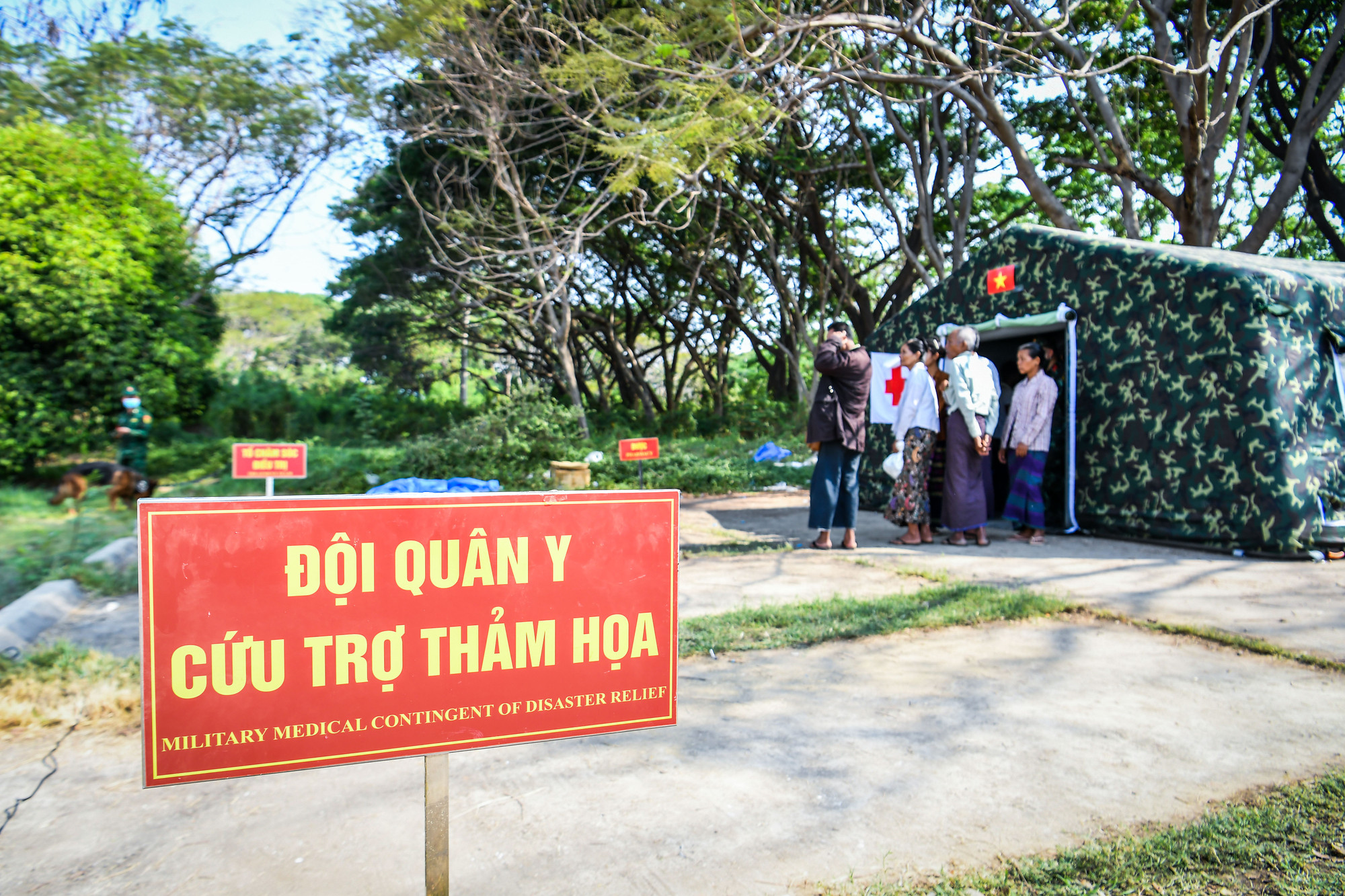 Một số hình ảnh tại thực địa của Đội Quân y cứu trợ thảm họa, Bệnh viện Quân y 103 tại Myanmar.