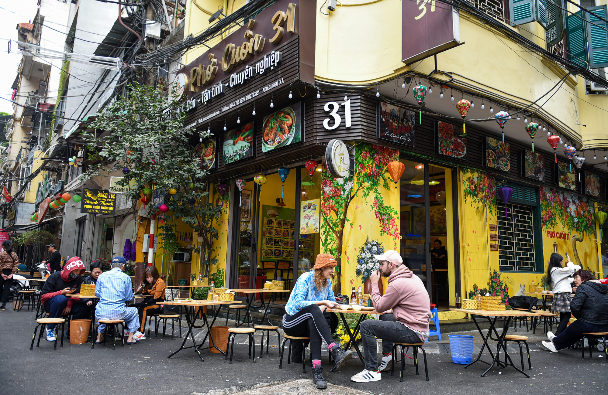 Ngồi ăn tại "Đảo ngọc Ngũ Xã" giữa vỉa hè mà không sợ xe đi qua thế này thật là "Chill". (Ảnh: THÀNH ĐẠT)