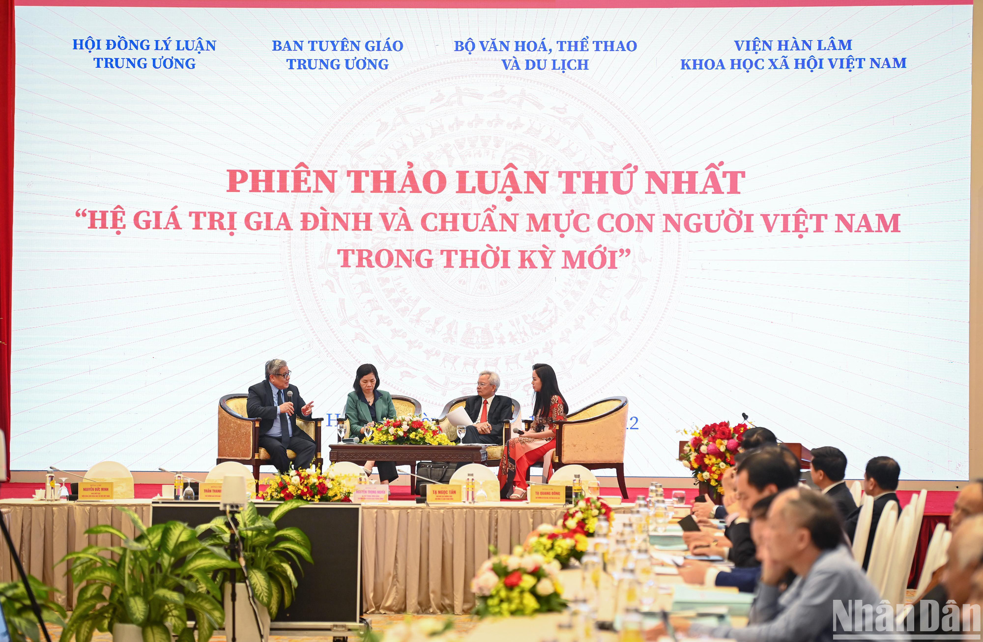 Tọa đàm bàn tròn khép lại Phiên thảo luận thứ nhất, chiều cùng ngày sẽ diễn ra phiên thảo luận thứ hai với chủ đề "Hệ giá trị quốc gia và hệ giá trị văn hoá". (Ảnh: THÀNH ĐẠT)