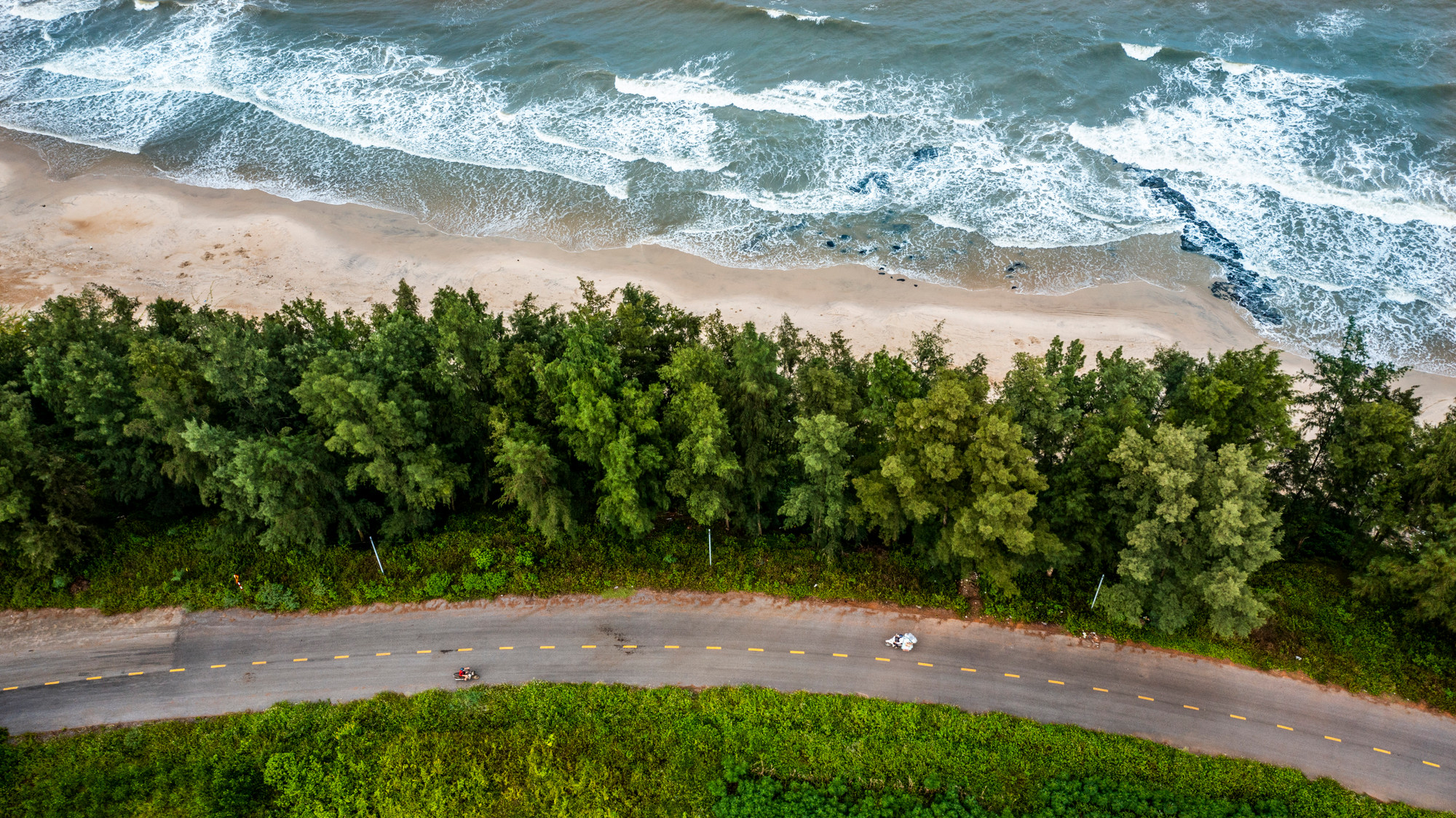 Cửa Tùng được ví là “Nữ hoàng của các bãi tắm” bởi các vua chúa ngày trước chủ yếu ở Kinh đô Huế. Vì thế, Cửa Tùng được các bậc vua chúa, giới quý tộc chọn là điểm nghỉ dưỡng tuyệt vời bởi không khí trong lành và khung cảnh như trong tranh vẽ. Nhiều khách sạn, nhà hàng, biệt thự phục vụ nghỉ dưỡng được mọc lên thời điểm này, khiến Cửa Tùng trở thành tụ điểm ăn chơi của giới quý tộc.