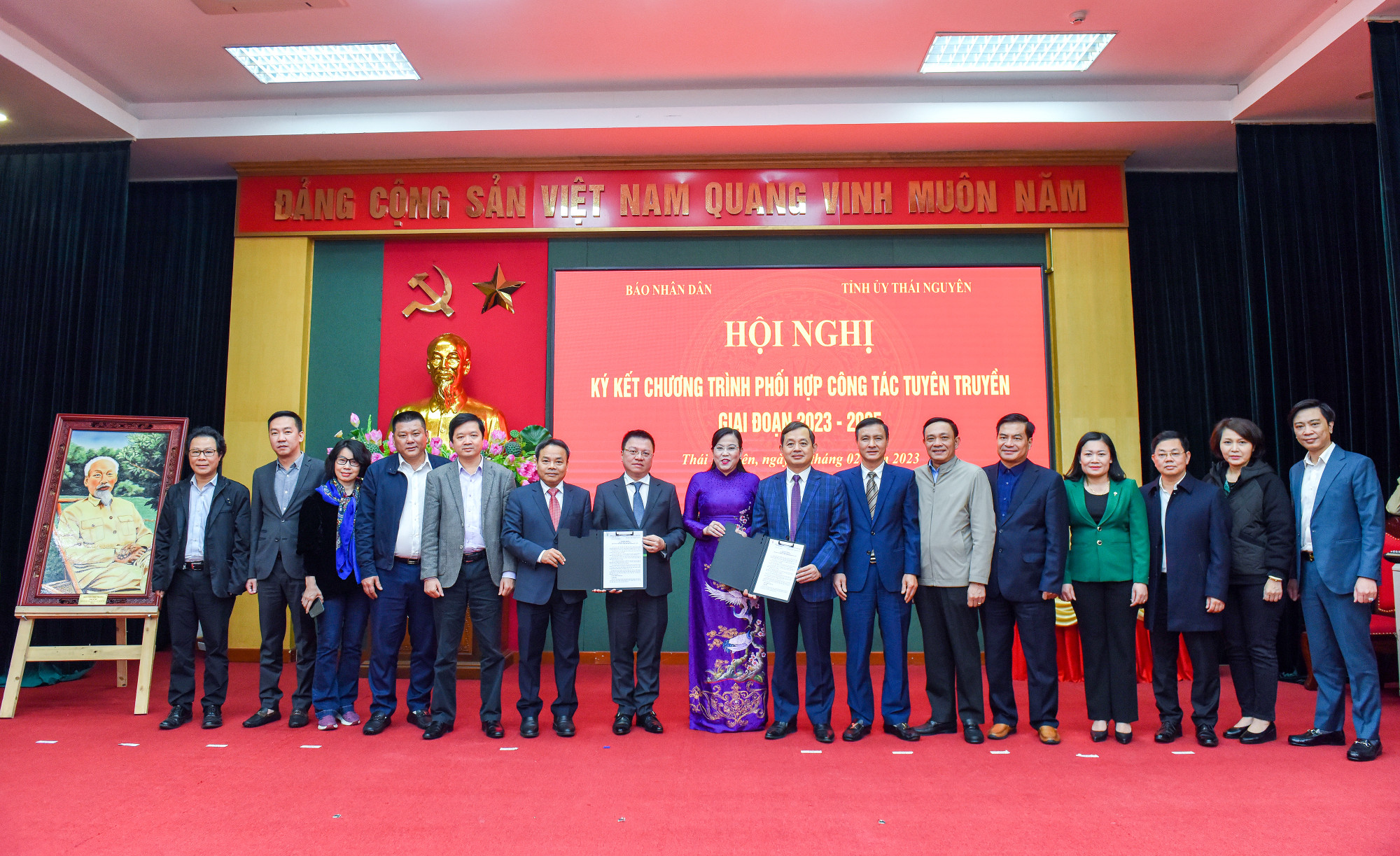 Lễ ký kết Chương trình hợp tác tuyên truyền giai đoạn 2023-2025 giữa Báo Nhân Dân và Tỉnh ủy Thái Nguyên thành công tốt đẹp cùng sự chứng kiến của các đồng chí Đinh Như Hoan, Phó Tổng Biên tập Báo Nhân Dân; Phạm Hoàng Sơn, Phó Bí thư Thường trực Tỉnh ủy, Chủ tịch Hội đồng nhân dân tỉnh; các đồng chí Ủy viên Ban Thường vụ Tỉnh ủy, lãnh đạo các Ban, Sở, ngành tỉnh Thái Nguyên; lãnh đạo các đơn vị, các ấn phẩm thuộc Báo Nhân Dân.