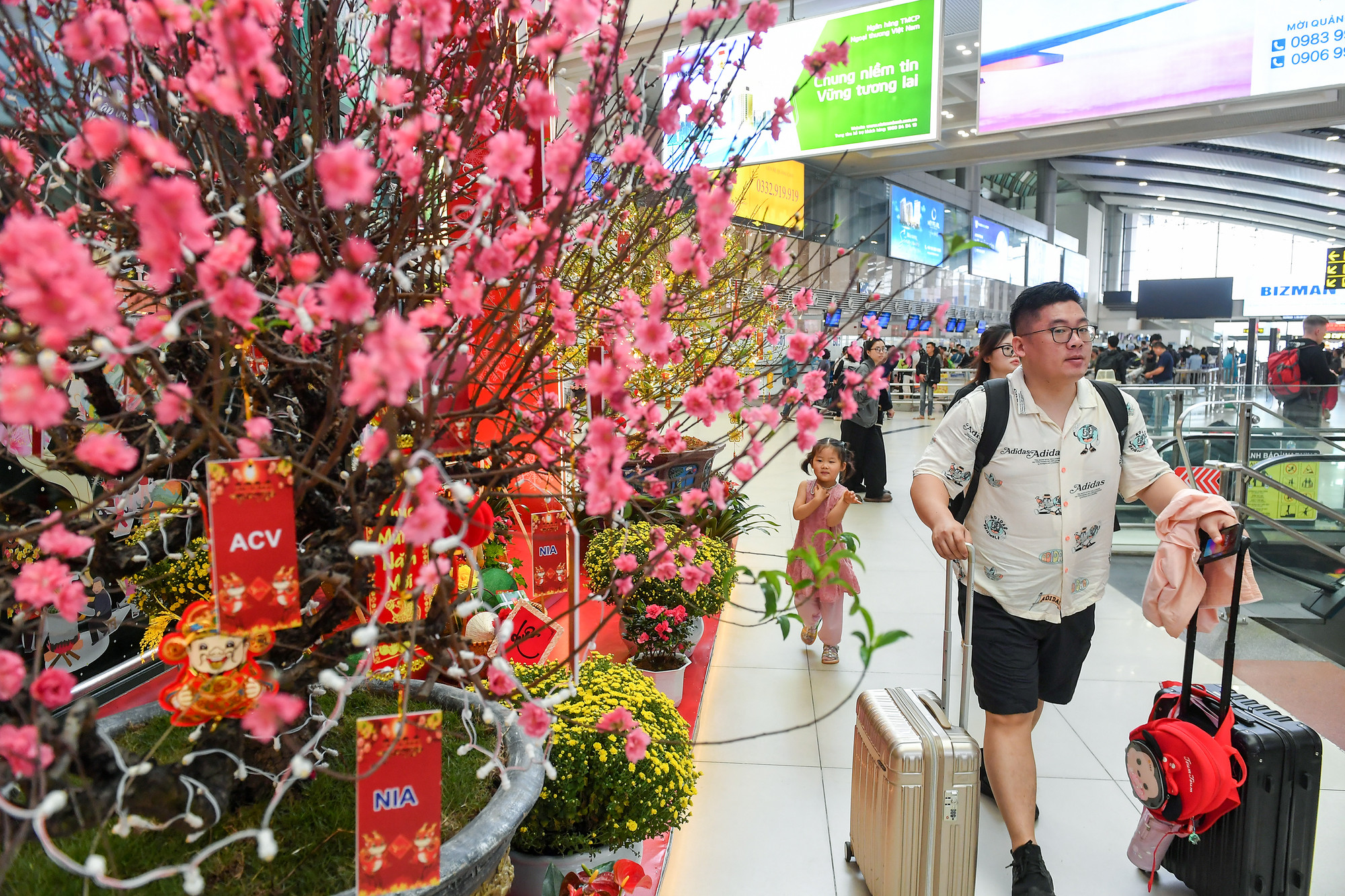 Sắc xuân ở Cảng hành khách quốc tế Nội Bài chiều 27 Tết.