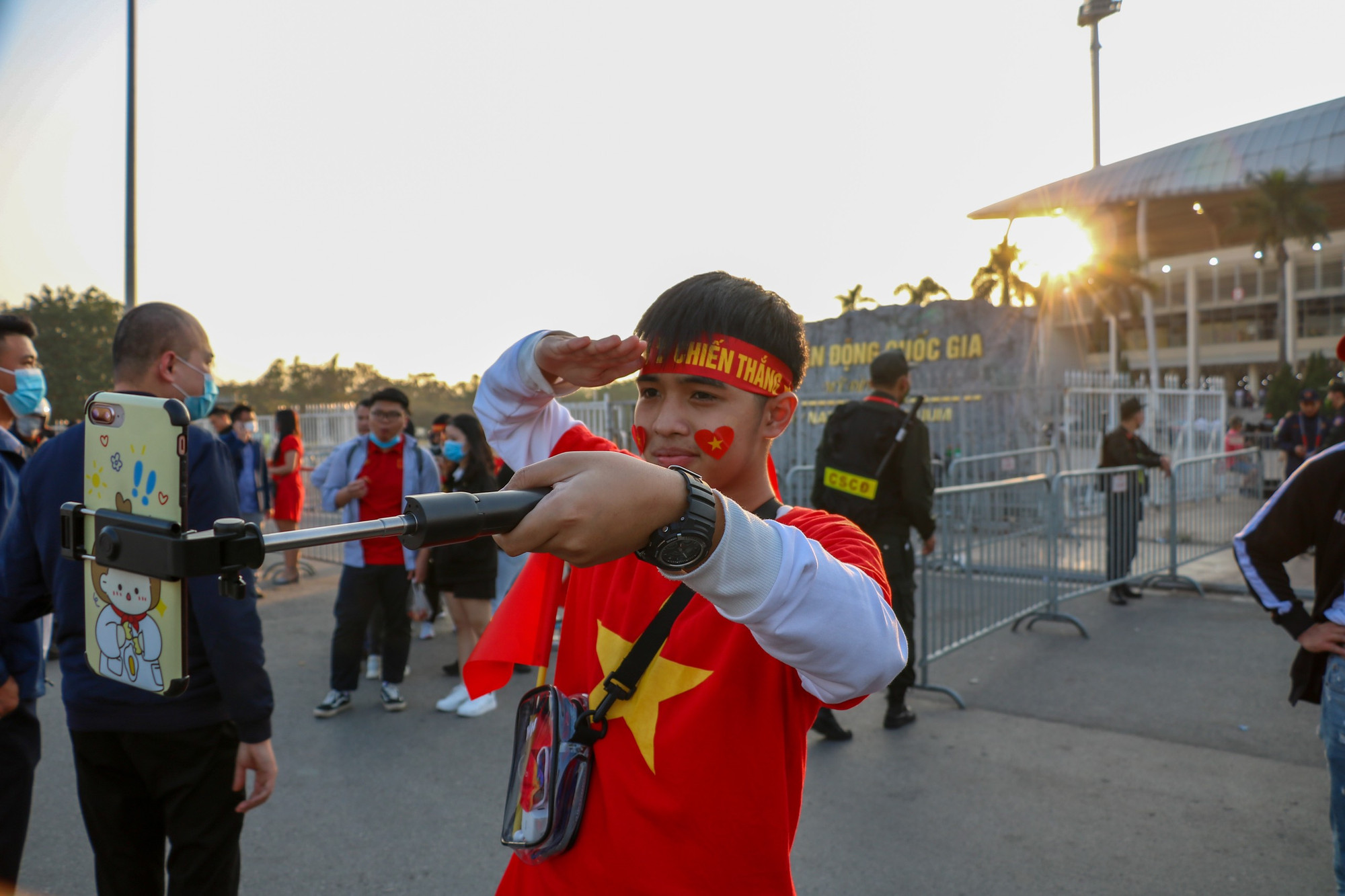 Bạn Lương Huy Hoàng (Bắc Giang) cho biết mình rất vui khi được đến tận nơi theo dõi và ủng hộ đội tuyển nước nhà. Bạn Hoàng dự đoán tỉ số chung cuộc hôm nay là 2-0 nghiêng về phía đội tuyển Việt Nam.