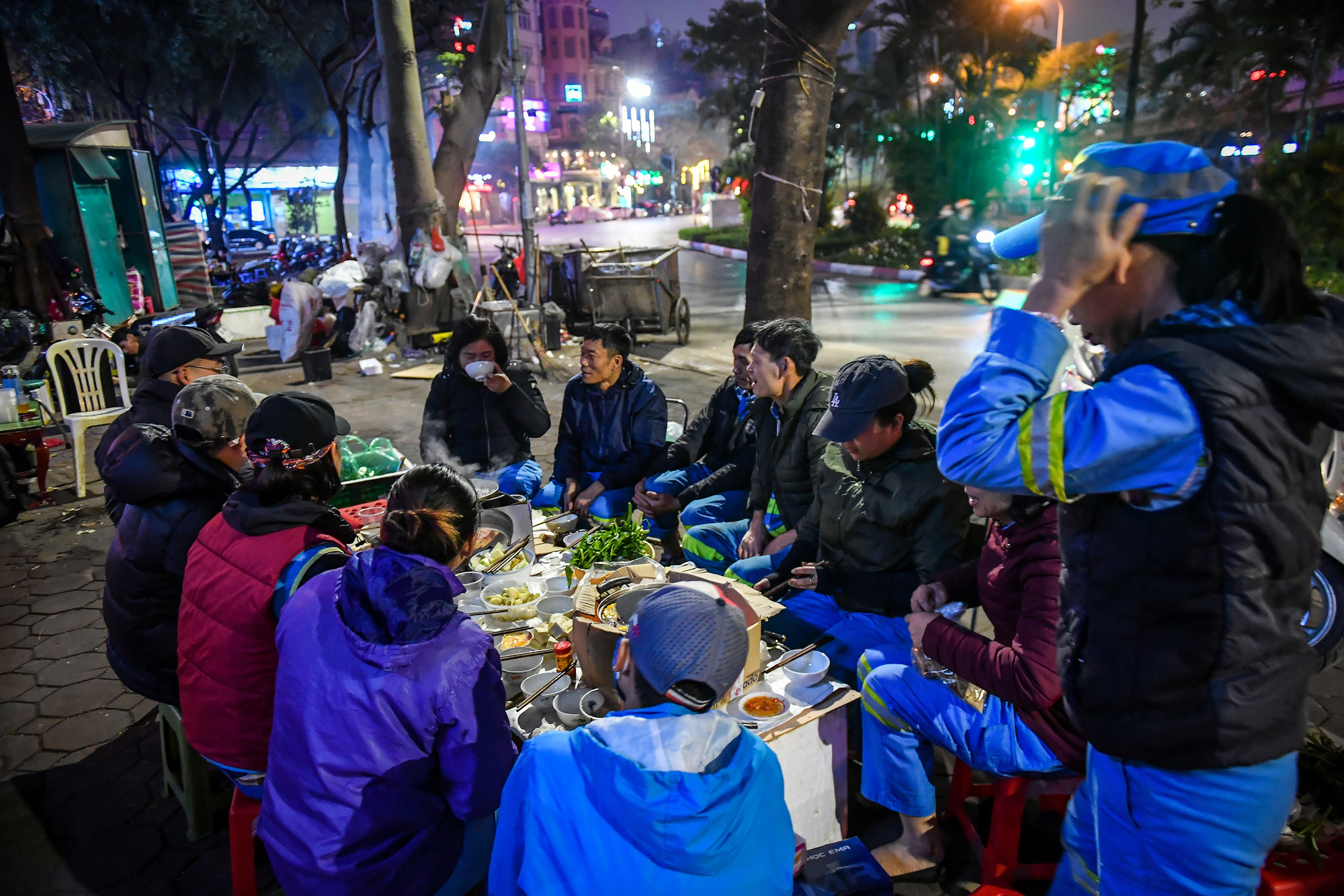 Đồ ăn cũng được các anh chị em trong tổ phân công mang theo. Người có bó rau muống rửa sạch, người mang bánh chưng, thịt bò, gà... Gom góp lại là đã có bữa tất niên tươm tất...
