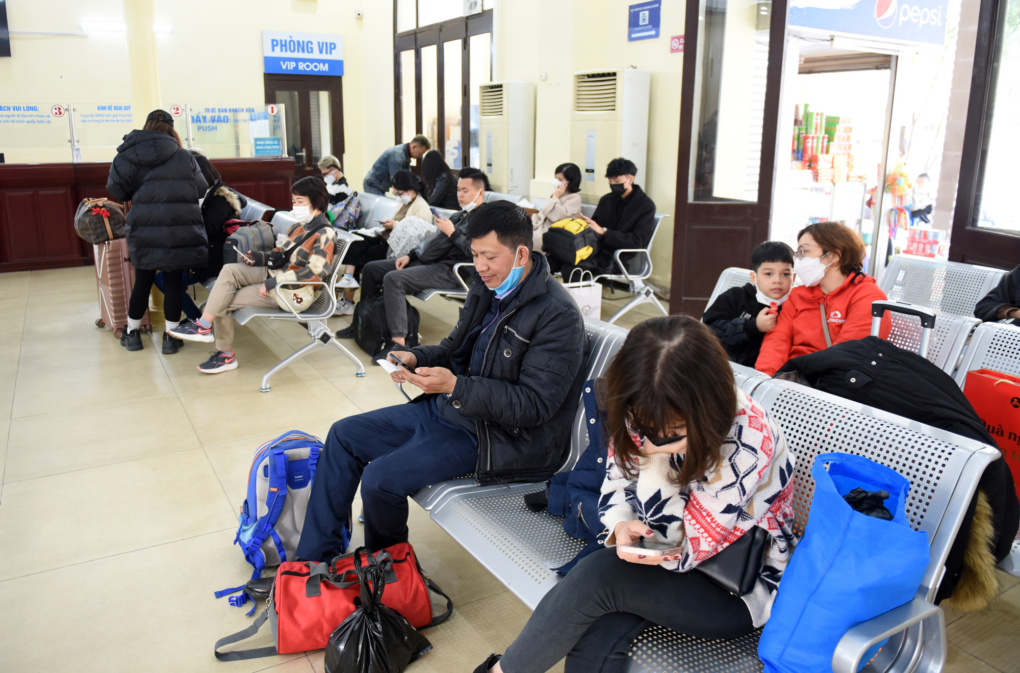 Sảnh chờ ga Hà Nội chiều 30 Tết.