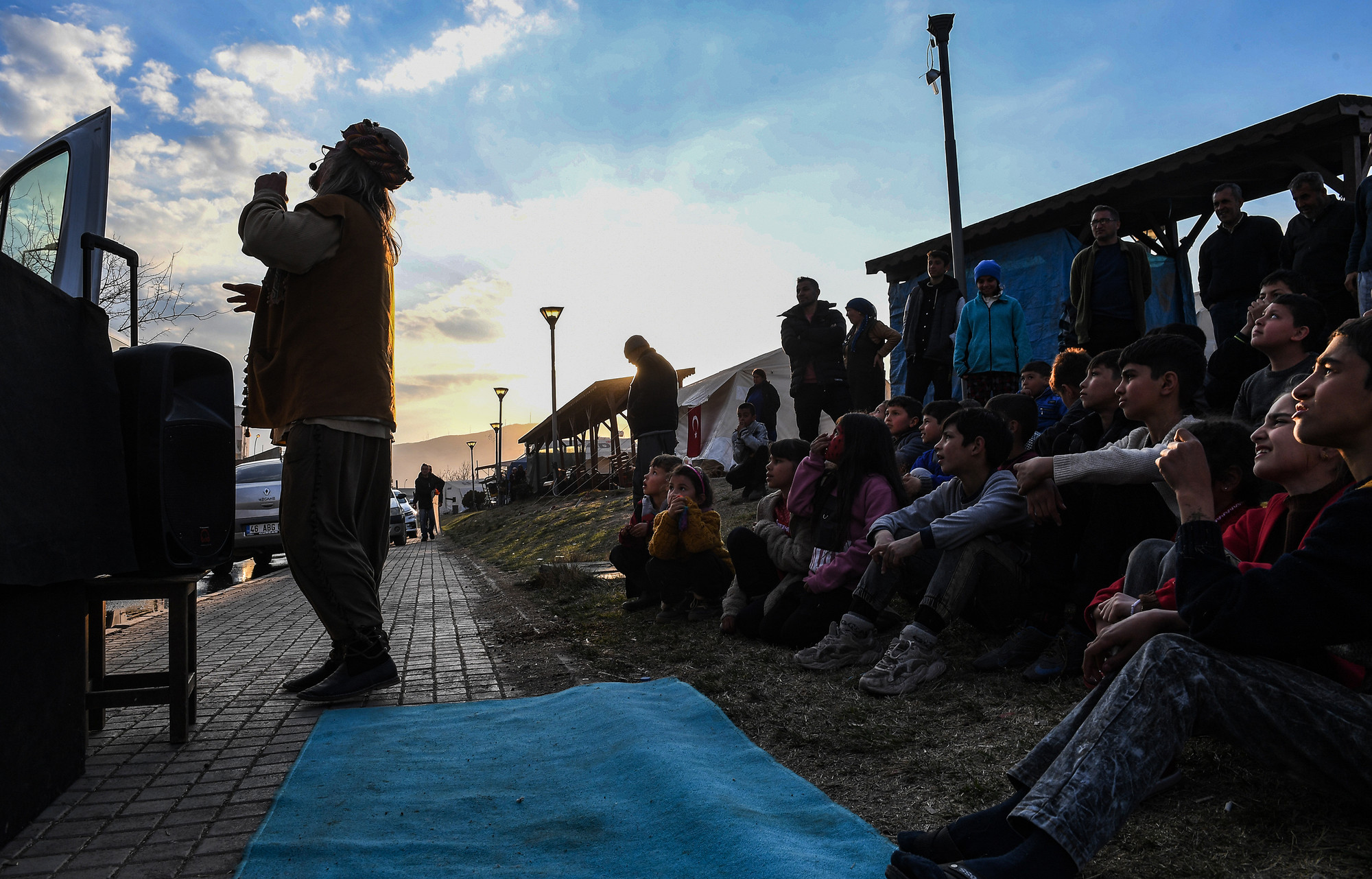 Tại Thổ Nhĩ Kỳ, Syria những ngày này, hàng trăm, hàng nghìn người khác vẫn đang tìm cách hàn gắn vết thương thảm họa cho trẻ thơ bằng những cách riêng của mình.