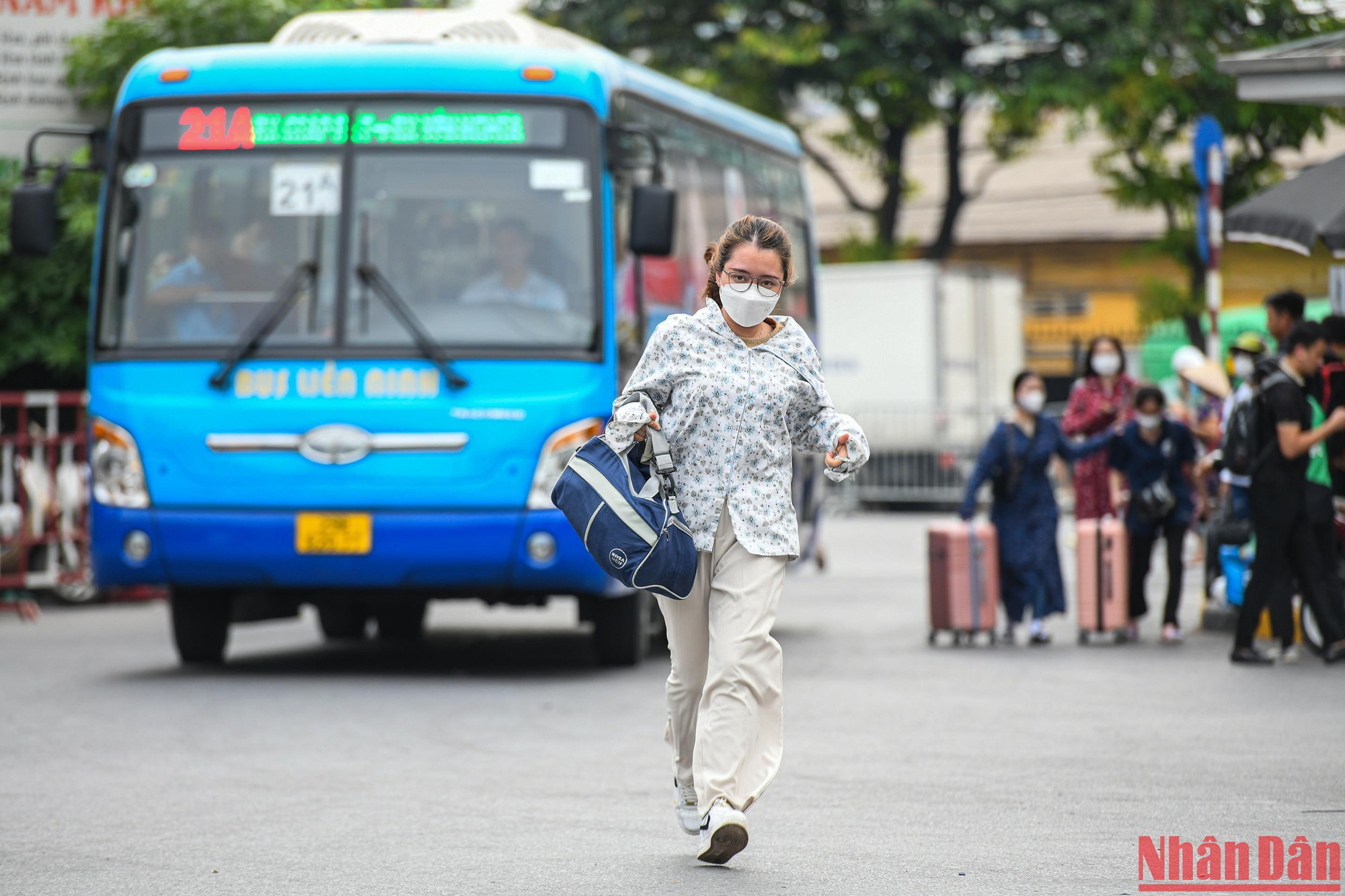 Một bạn nữ hối hả chạy cho kịp chuyến xe về quê.