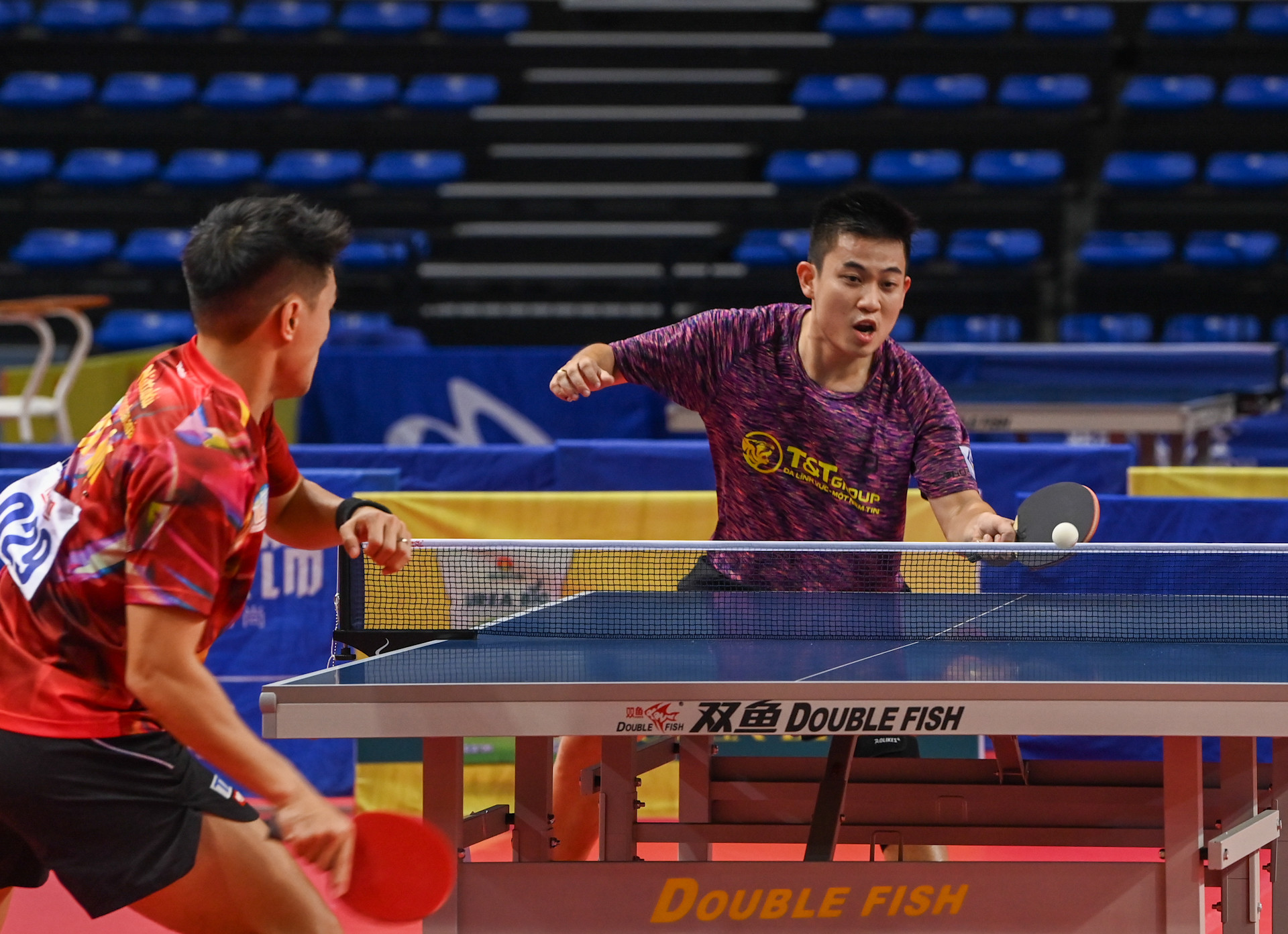 Lê Đình Đức (CLB Hà Nội T&T) chạm trán Nguyễn Anh Tú (Hà Nội) trong trận đấu đầu tiên tại nội dung đồng đội nam.