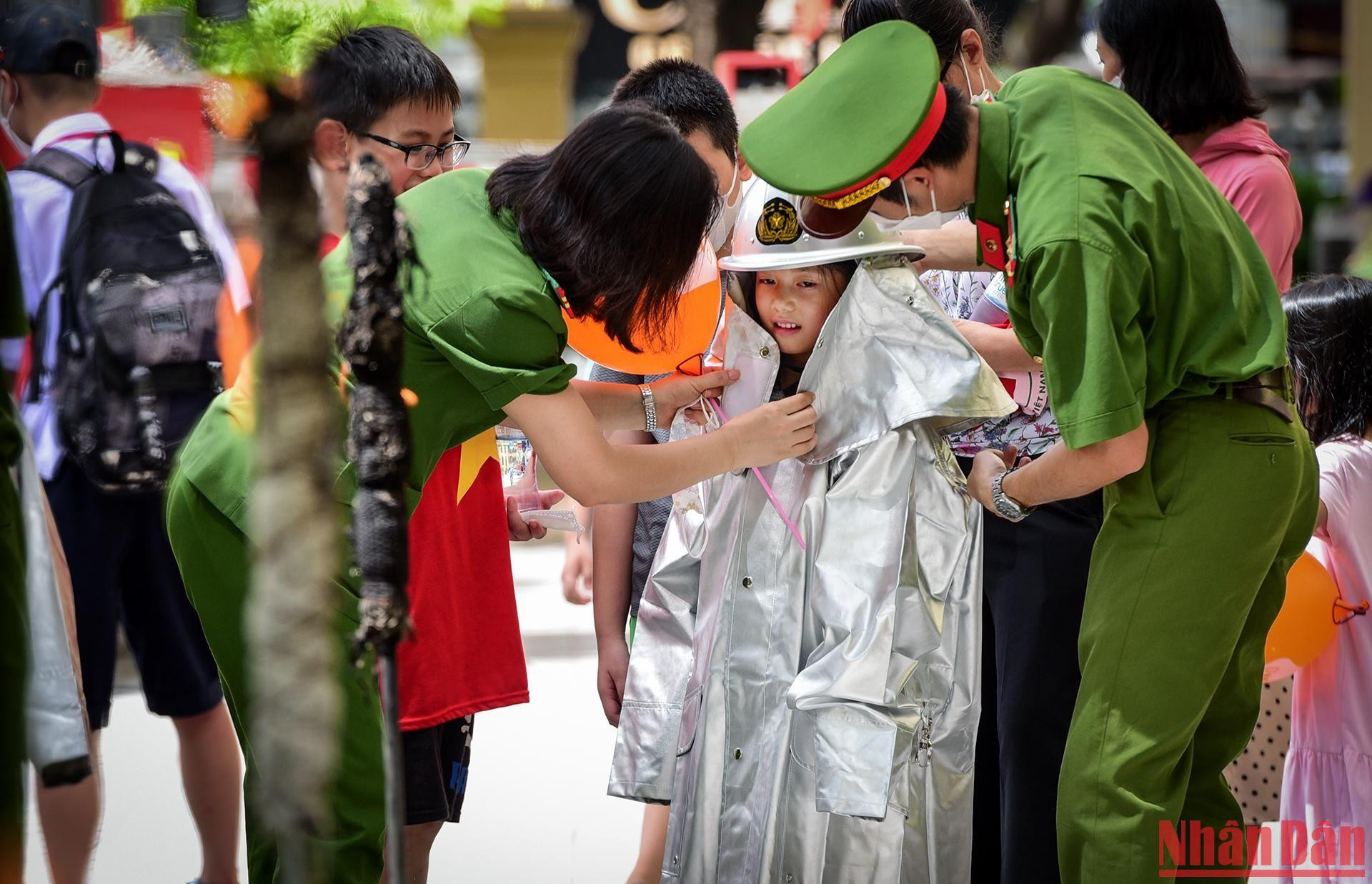 Đặc biệt các em học sinh được trải nghiệm bộ quần áo chống lửa chuyên dụng của cảnh sát PCCC.