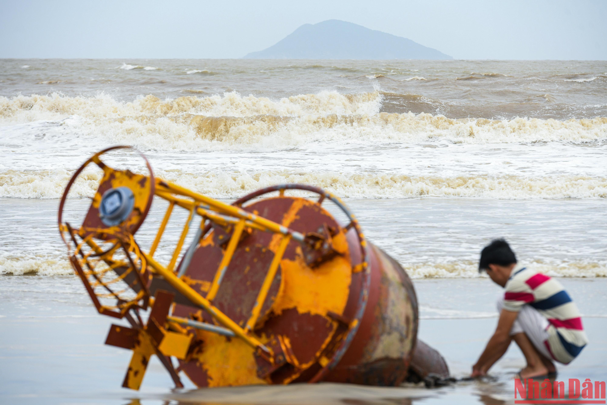 Đèn báo hiệu trên biển Cửa Đại bị siêu bão Noru đánh văng vào tận bờ.