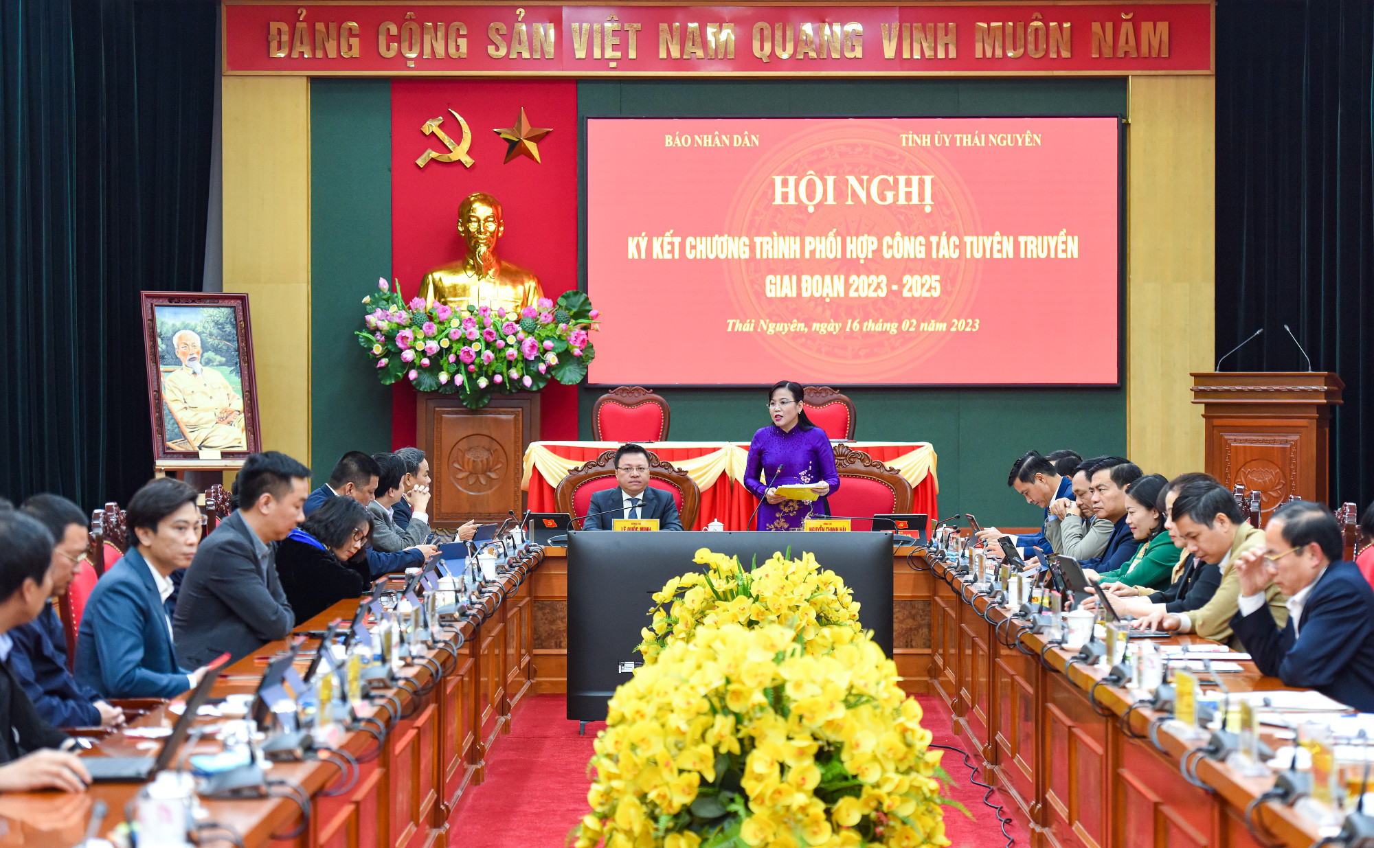 Quang cảnh buổi làm việc.