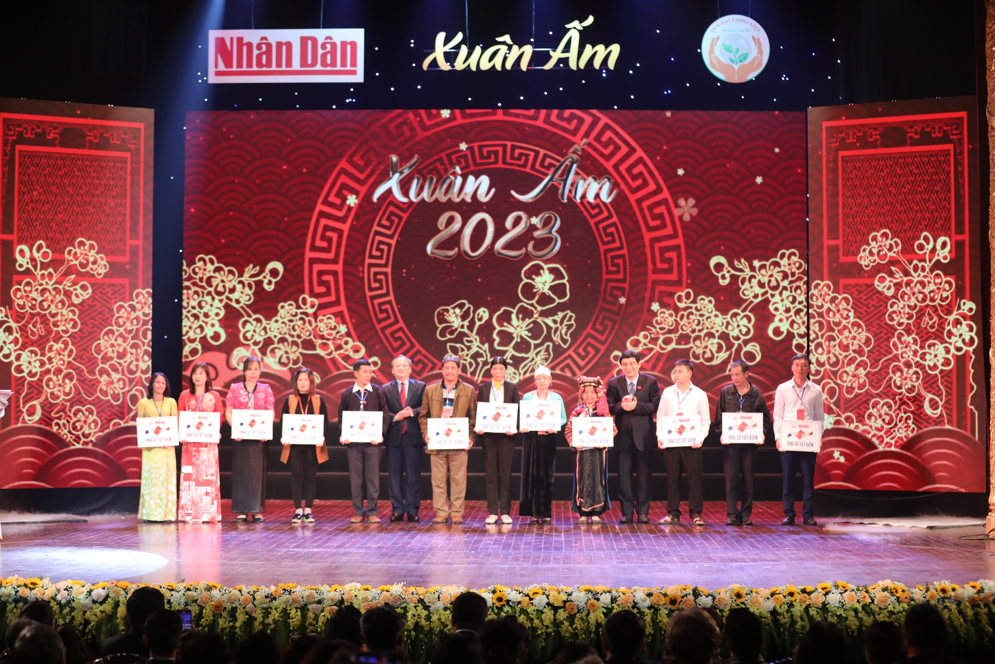 Đồng chí Nguyễn Đắc Vinh và đồng chí Đỗ Tiến Sỹ trao tặng 10 sổ tiết kiệm từ Quỹ Hạt giống Việt cho các thầy, cô giáo có hoàn cảnh khó, nhằm tạo động lực giúp các thầy, cô yên tâm tiếp tục với sự nghiệp gieo chữ trồng người.