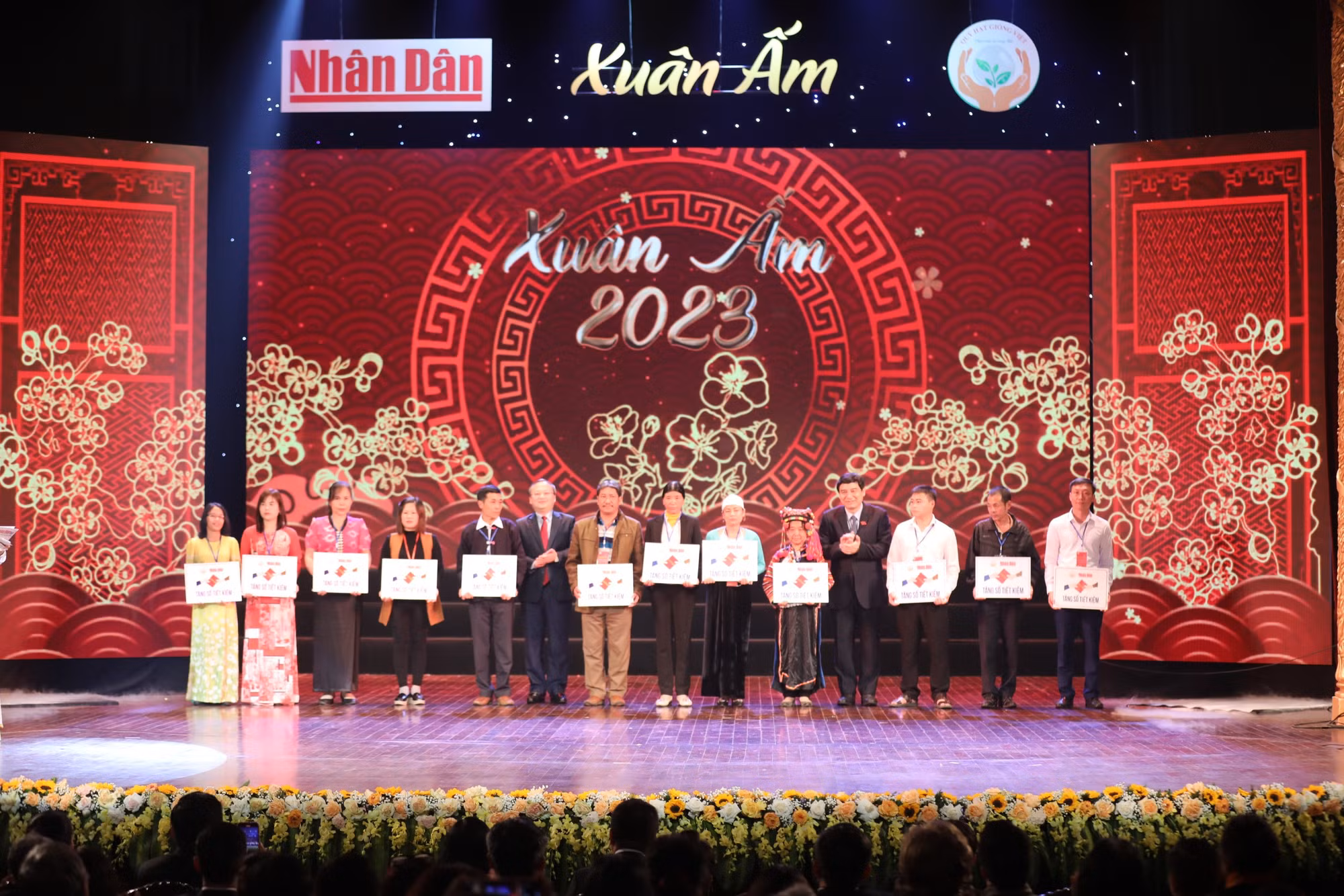 Đồng chí Nguyễn Đắc Vinh và đồng chí Đỗ Tiến Sỹ trao tặng 10 sổ tiết kiệm từ Quỹ Hạt giống Việt cho các thầy, cô giáo có hoàn cảnh khó, nhằm tạo động lực giúp các thầy, cô yên tâm tiếp tục với sự nghiệp gieo chữ trồng người.