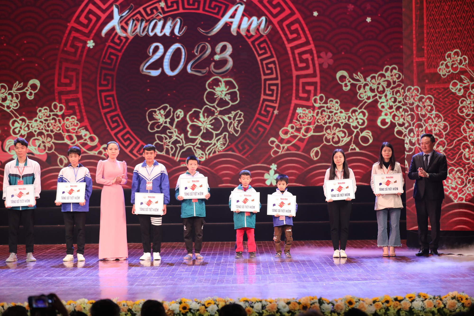 Phó Tổng Biên tập Báo Nhân Dân Phan Văn Hùng và đại diện Công ty TNHH KN Cam Ranh trao 11 sổ tiết kiệm từ Quỹ Hạt giống Việt cho các em học sinh nghèo hiếu học và các hộ gia đình có hoàn cảnh đặc biệt khó khăn.